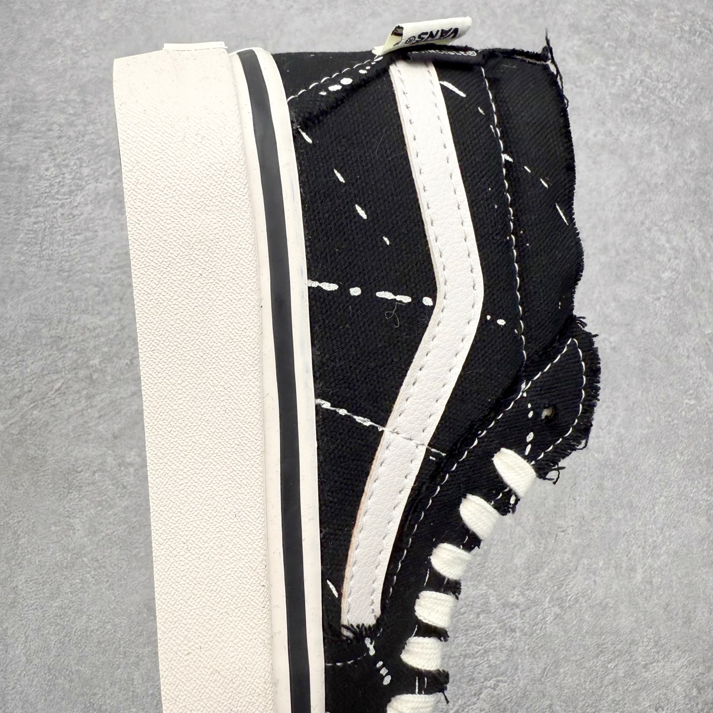 图片[6]-Vans x INVINCIBLE 2.0 解构撕撕乐 Vans与INVINCIBLE®再度携手推出的“Off The Rhyme”联名系列，以经典鞋款Old Skool和SK8-M为画布，将滑板磨损的痕迹转化为视觉韵律，用解构主义笔触勾勒出街头文化与音乐律动的对话。 鞋面是采用做旧粗糙丹宁布，黑色款溅满白色颜料点，牛仔蓝款透着水洗做旧感，鞋面结构在穿着过程中显露更多层次，仿佛在与路面的摩擦中不断生成新的纹理，将其视作流动的节奏线条；鞋面覆盖的不规则泼漆图案。依旧延续了一代联名毛边布的风格，鞋面可刮开DIY，内里棋盘格vans经典元素，设计巧思细节满满。 让每双鞋都因穿着习惯不同而发展出独一无二的样貌，为每一位穿着者保留了自我表达的空间。 货号：VN000XUKGTW 黑色 货号：VN000E9HGTL 蓝色 尺码：35 36 36.5 37 38 38.5 39 40 40.5 42 42 42.5 43 44-选品中心