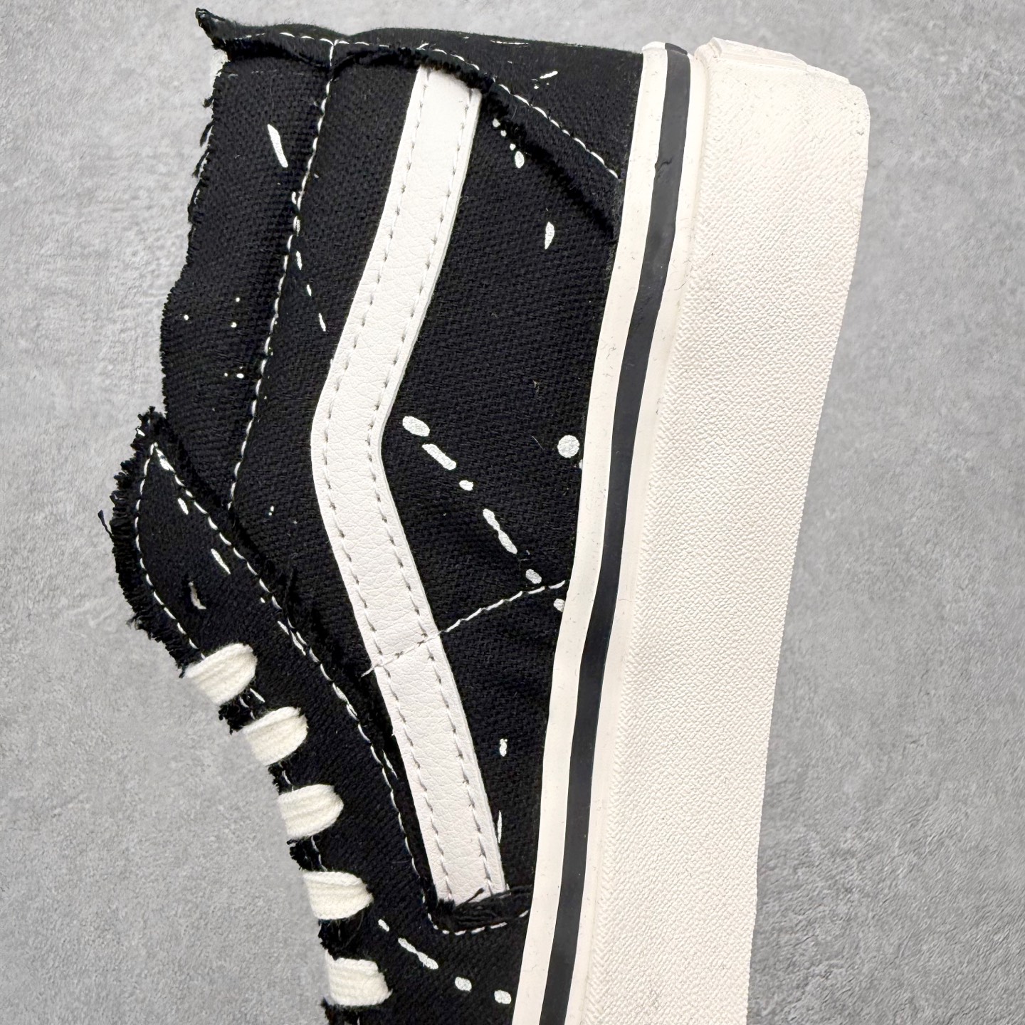 图片[7]-Vans x INVINCIBLE 2.0 解构撕撕乐 Vans与INVINCIBLE®再度携手推出的“Off The Rhyme”联名系列，以经典鞋款Old Skool和SK8-M为画布，将滑板磨损的痕迹转化为视觉韵律，用解构主义笔触勾勒出街头文化与音乐律动的对话。 鞋面是采用做旧粗糙丹宁布，黑色款溅满白色颜料点，牛仔蓝款透着水洗做旧感，鞋面结构在穿着过程中显露更多层次，仿佛在与路面的摩擦中不断生成新的纹理，将其视作流动的节奏线条；鞋面覆盖的不规则泼漆图案。依旧延续了一代联名毛边布的风格，鞋面可刮开DIY，内里棋盘格vans经典元素，设计巧思细节满满。 让每双鞋都因穿着习惯不同而发展出独一无二的样貌，为每一位穿着者保留了自我表达的空间。 货号：VN000XUKGTW 黑色 货号：VN000E9HGTL 蓝色 尺码：35 36 36.5 37 38 38.5 39 40 40.5 42 42 42.5 43 44-选品中心