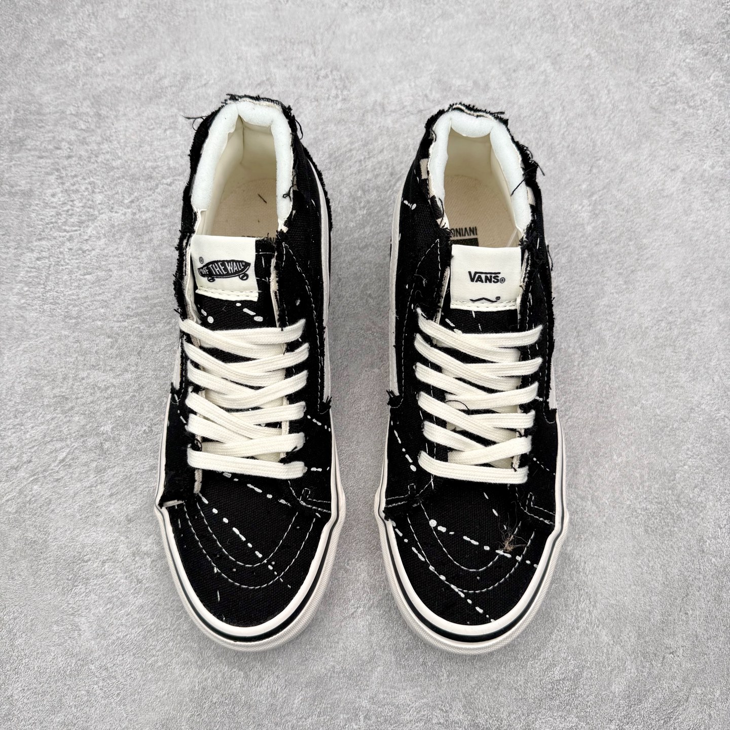 图片[2]-Vans x INVINCIBLE 2.0 解构撕撕乐 Vans与INVINCIBLE®再度携手推出的“Off The Rhyme”联名系列，以经典鞋款Old Skool和SK8-M为画布，将滑板磨损的痕迹转化为视觉韵律，用解构主义笔触勾勒出街头文化与音乐律动的对话。 鞋面是采用做旧粗糙丹宁布，黑色款溅满白色颜料点，牛仔蓝款透着水洗做旧感，鞋面结构在穿着过程中显露更多层次，仿佛在与路面的摩擦中不断生成新的纹理，将其视作流动的节奏线条；鞋面覆盖的不规则泼漆图案。依旧延续了一代联名毛边布的风格，鞋面可刮开DIY，内里棋盘格vans经典元素，设计巧思细节满满。 让每双鞋都因穿着习惯不同而发展出独一无二的样貌，为每一位穿着者保留了自我表达的空间。 货号：VN000XUKGTW 黑色 货号：VN000E9HGTL 蓝色 尺码：35 36 36.5 37 38 38.5 39 40 40.5 42 42 42.5 43 44-选品中心