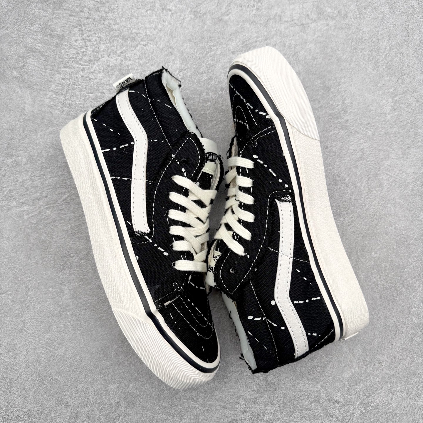 图片[3]-Vans x INVINCIBLE 2.0 解构撕撕乐 Vans与INVINCIBLE®再度携手推出的“Off The Rhyme”联名系列，以经典鞋款Old Skool和SK8-M为画布，将滑板磨损的痕迹转化为视觉韵律，用解构主义笔触勾勒出街头文化与音乐律动的对话。 鞋面是采用做旧粗糙丹宁布，黑色款溅满白色颜料点，牛仔蓝款透着水洗做旧感，鞋面结构在穿着过程中显露更多层次，仿佛在与路面的摩擦中不断生成新的纹理，将其视作流动的节奏线条；鞋面覆盖的不规则泼漆图案。依旧延续了一代联名毛边布的风格，鞋面可刮开DIY，内里棋盘格vans经典元素，设计巧思细节满满。 让每双鞋都因穿着习惯不同而发展出独一无二的样貌，为每一位穿着者保留了自我表达的空间。 货号：VN000XUKGTW 黑色 货号：VN000E9HGTL 蓝色 尺码：35 36 36.5 37 38 38.5 39 40 40.5 42 42 42.5 43 44-选品中心