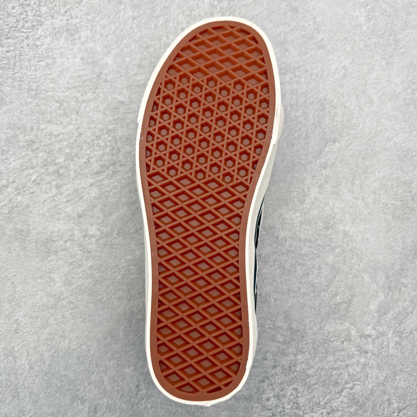 图片[9]-Vans x INVINCIBLE 2.0 解构撕撕乐 Vans与INVINCIBLE®再度携手推出的“Off The Rhyme”联名系列，以经典鞋款Old Skool和SK8-M为画布，将滑板磨损的痕迹转化为视觉韵律，用解构主义笔触勾勒出街头文化与音乐律动的对话。 鞋面是采用做旧粗糙丹宁布，黑色款溅满白色颜料点，牛仔蓝款透着水洗做旧感，鞋面结构在穿着过程中显露更多层次，仿佛在与路面的摩擦中不断生成新的纹理，将其视作流动的节奏线条；鞋面覆盖的不规则泼漆图案。依旧延续了一代联名毛边布的风格，鞋面可刮开DIY，内里棋盘格vans经典元素，设计巧思细节满满。 让每双鞋都因穿着习惯不同而发展出独一无二的样貌，为每一位穿着者保留了自我表达的空间。 货号：VN000XUKGTW 黑色 货号：VN000E9HGTL 蓝色 尺码：35 36 36.5 37 38 38.5 39 40 40.5 42 42 42.5 43 44-选品中心