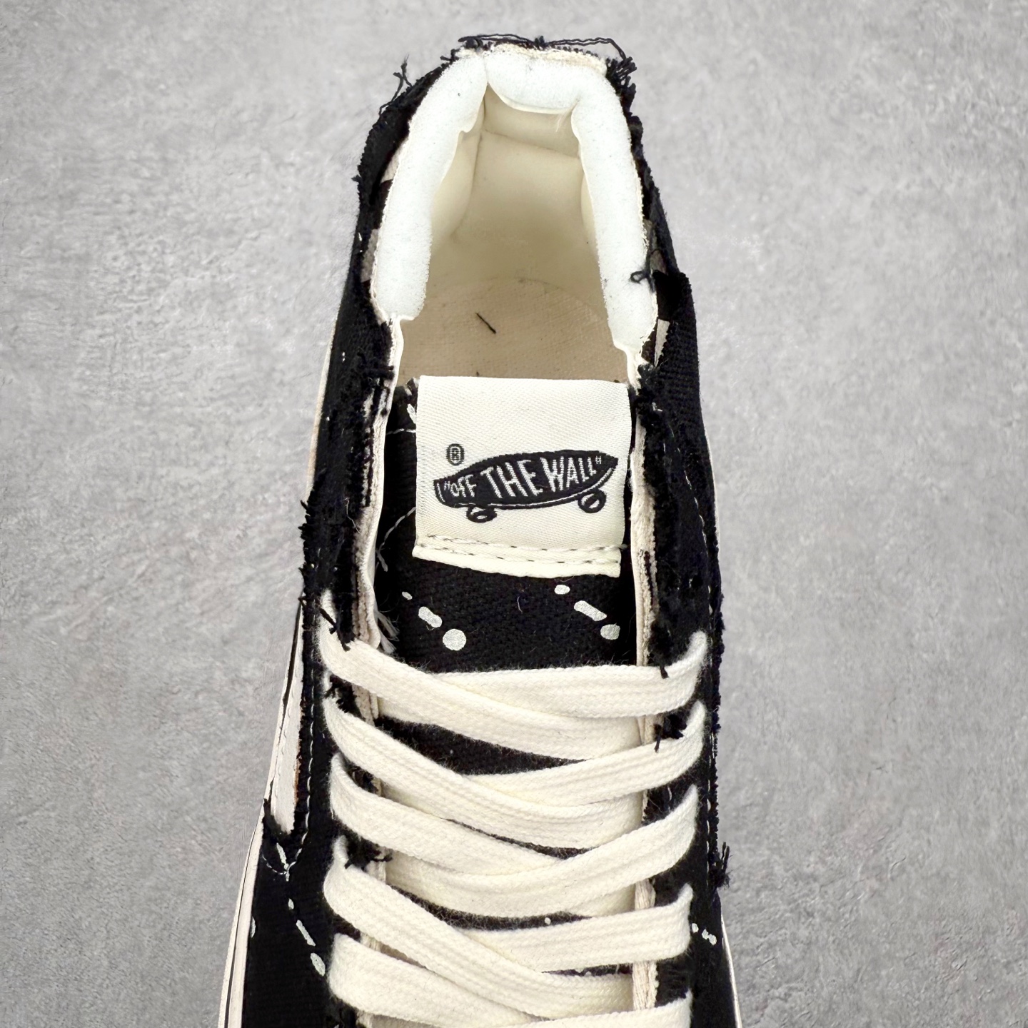 图片[5]-Vans x INVINCIBLE 2.0 解构撕撕乐 Vans与INVINCIBLE®再度携手推出的“Off The Rhyme”联名系列，以经典鞋款Old Skool和SK8-M为画布，将滑板磨损的痕迹转化为视觉韵律，用解构主义笔触勾勒出街头文化与音乐律动的对话。 鞋面是采用做旧粗糙丹宁布，黑色款溅满白色颜料点，牛仔蓝款透着水洗做旧感，鞋面结构在穿着过程中显露更多层次，仿佛在与路面的摩擦中不断生成新的纹理，将其视作流动的节奏线条；鞋面覆盖的不规则泼漆图案。依旧延续了一代联名毛边布的风格，鞋面可刮开DIY，内里棋盘格vans经典元素，设计巧思细节满满。 让每双鞋都因穿着习惯不同而发展出独一无二的样貌，为每一位穿着者保留了自我表达的空间。 货号：VN000XUKGTW 黑色 货号：VN000E9HGTL 蓝色 尺码：35 36 36.5 37 38 38.5 39 40 40.5 42 42 42.5 43 44-选品中心
