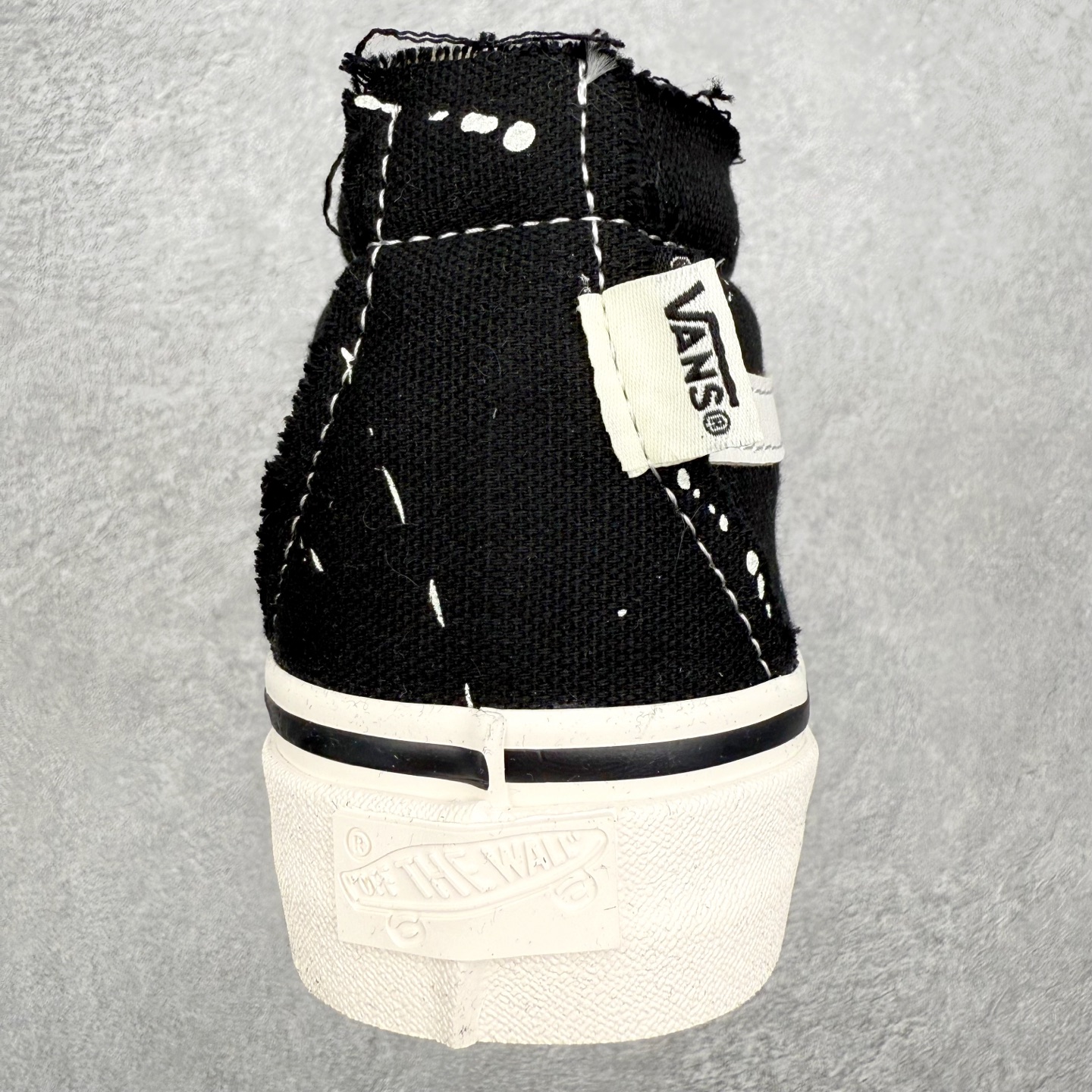 图片[8]-Vans x INVINCIBLE 2.0 解构撕撕乐 Vans与INVINCIBLE®再度携手推出的“Off The Rhyme”联名系列，以经典鞋款Old Skool和SK8-M为画布，将滑板磨损的痕迹转化为视觉韵律，用解构主义笔触勾勒出街头文化与音乐律动的对话。 鞋面是采用做旧粗糙丹宁布，黑色款溅满白色颜料点，牛仔蓝款透着水洗做旧感，鞋面结构在穿着过程中显露更多层次，仿佛在与路面的摩擦中不断生成新的纹理，将其视作流动的节奏线条；鞋面覆盖的不规则泼漆图案。依旧延续了一代联名毛边布的风格，鞋面可刮开DIY，内里棋盘格vans经典元素，设计巧思细节满满。 让每双鞋都因穿着习惯不同而发展出独一无二的样貌，为每一位穿着者保留了自我表达的空间。 货号：VN000XUKGTW 黑色 货号：VN000E9HGTL 蓝色 尺码：35 36 36.5 37 38 38.5 39 40 40.5 42 42 42.5 43 44-选品中心