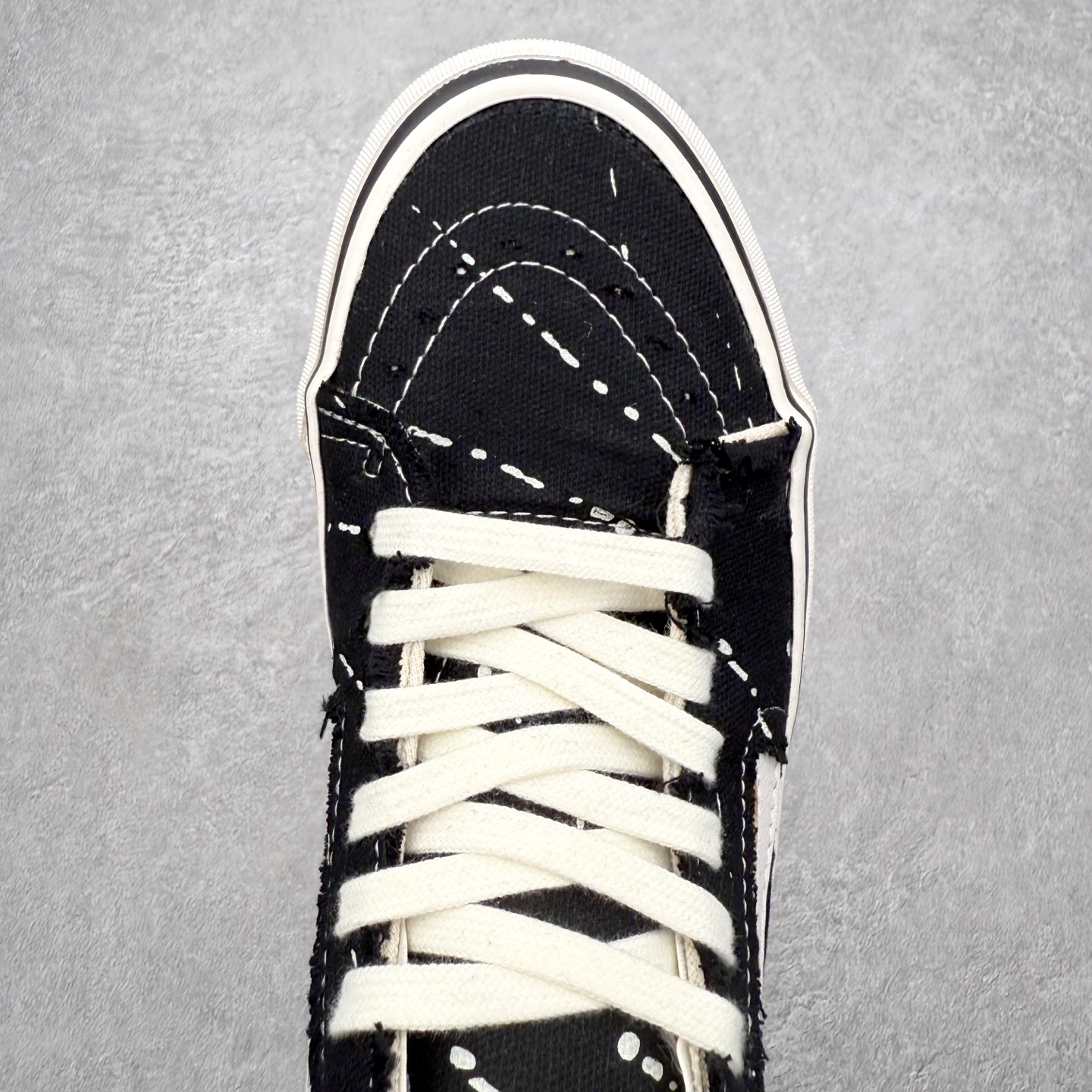 图片[4]-Vans x INVINCIBLE 2.0 解构撕撕乐 Vans与INVINCIBLE®再度携手推出的“Off The Rhyme”联名系列，以经典鞋款Old Skool和SK8-M为画布，将滑板磨损的痕迹转化为视觉韵律，用解构主义笔触勾勒出街头文化与音乐律动的对话。 鞋面是采用做旧粗糙丹宁布，黑色款溅满白色颜料点，牛仔蓝款透着水洗做旧感，鞋面结构在穿着过程中显露更多层次，仿佛在与路面的摩擦中不断生成新的纹理，将其视作流动的节奏线条；鞋面覆盖的不规则泼漆图案。依旧延续了一代联名毛边布的风格，鞋面可刮开DIY，内里棋盘格vans经典元素，设计巧思细节满满。 让每双鞋都因穿着习惯不同而发展出独一无二的样貌，为每一位穿着者保留了自我表达的空间。 货号：VN000XUKGTW 黑色 货号：VN000E9HGTL 蓝色 尺码：35 36 36.5 37 38 38.5 39 40 40.5 42 42 42.5 43 44-选品中心