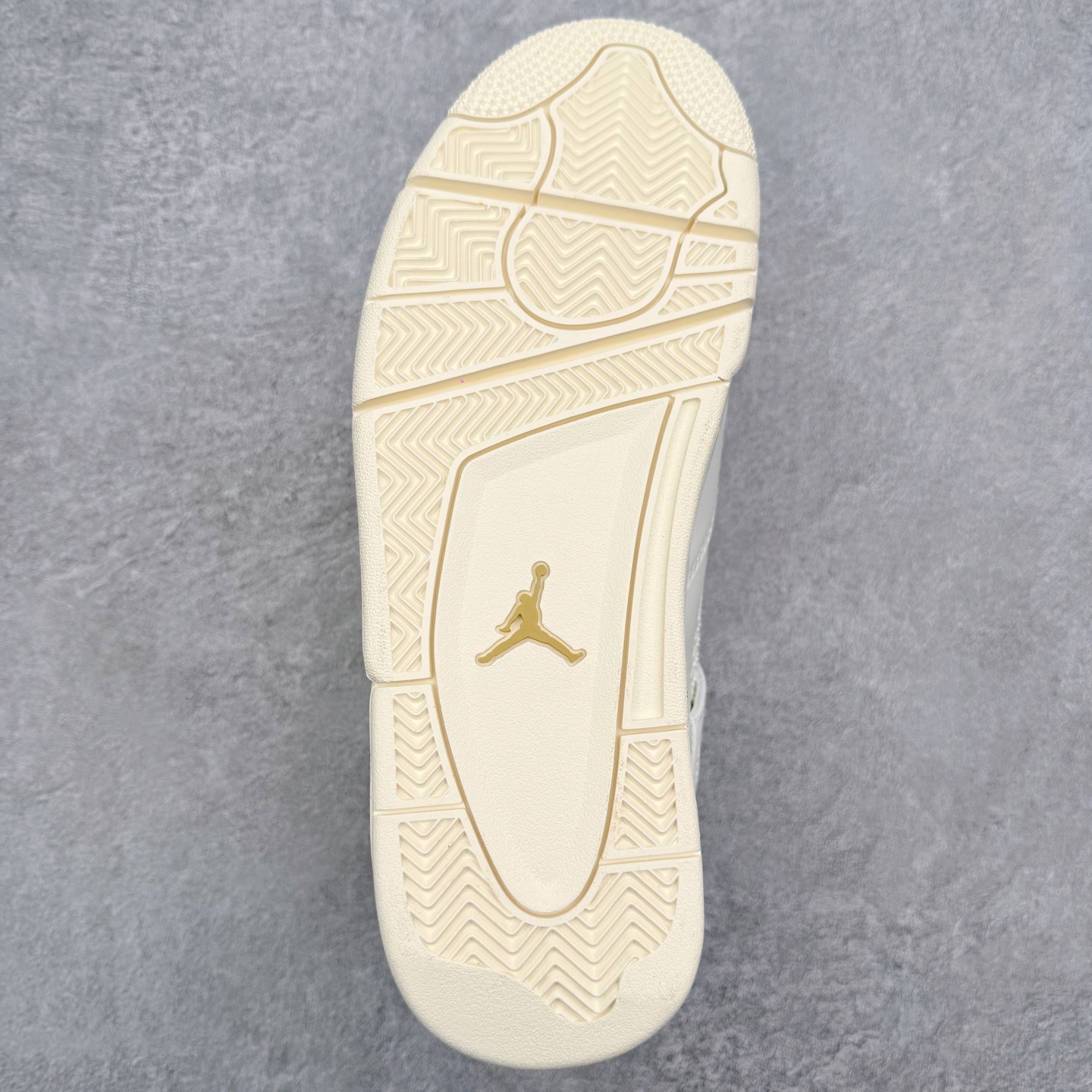 图片[9]-＃莞产纯原福利 Air Jordan AJ4 Retro 系列 大厂出品 全头层加持 原鞋原楦原纸板同源开发 完美呈现乔4的版型 内侧正确双色网格 还原细节 原厂皮料 正确气垫颜色 正确网格工艺 正确拉帮工艺 全鞋原装材料制作 原档案原模具打造 支持全方位与正品对比 尺码：40 40.5 41 42 42.5 43 44 44.5 45 46 47.5-选品中心