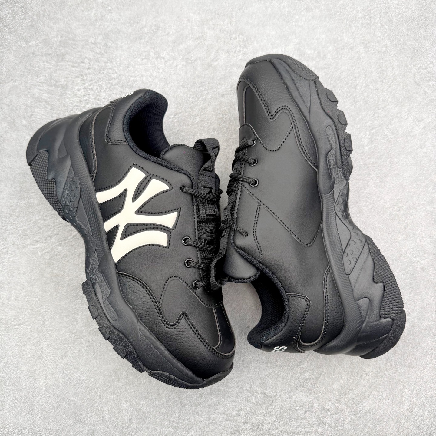 图片[3]-＃纯原福利 MLB BigBall Chunky纽约洋基队增高复古风印花老爹鞋 MLB是韩国F&F旗下潮流服装品牌 拥有150年历史的经典传统 是街头文化和国际生活方式的领导者 MLB拥有包括男装、女装、童装、配饰在内的全品类服饰 提供覆盖各性别、各年龄层、From Head to Toe的穿搭装备 其产品结合了韩国的时尚造型与质感 展现了运动服饰也可以兼具时尚潮流的风格 在产品设计上 MLB不仅融合了美国职业棒球大联盟的各当家球队 更结合了棒球运动中的各个元素 复古风范自信控场 复古鞋型率先勾描独特的自我态度 在经典线条与时尚元素的精彩交织下刷新街头复古运动风潮 质感十足兼备卓越的舒适透气性能迎合夏日追求的自在脚感。尺码：36 36.5 37.5 38 38.5 39 40 40.5 41 42 42.5 43 44 44.5 45-选品中心