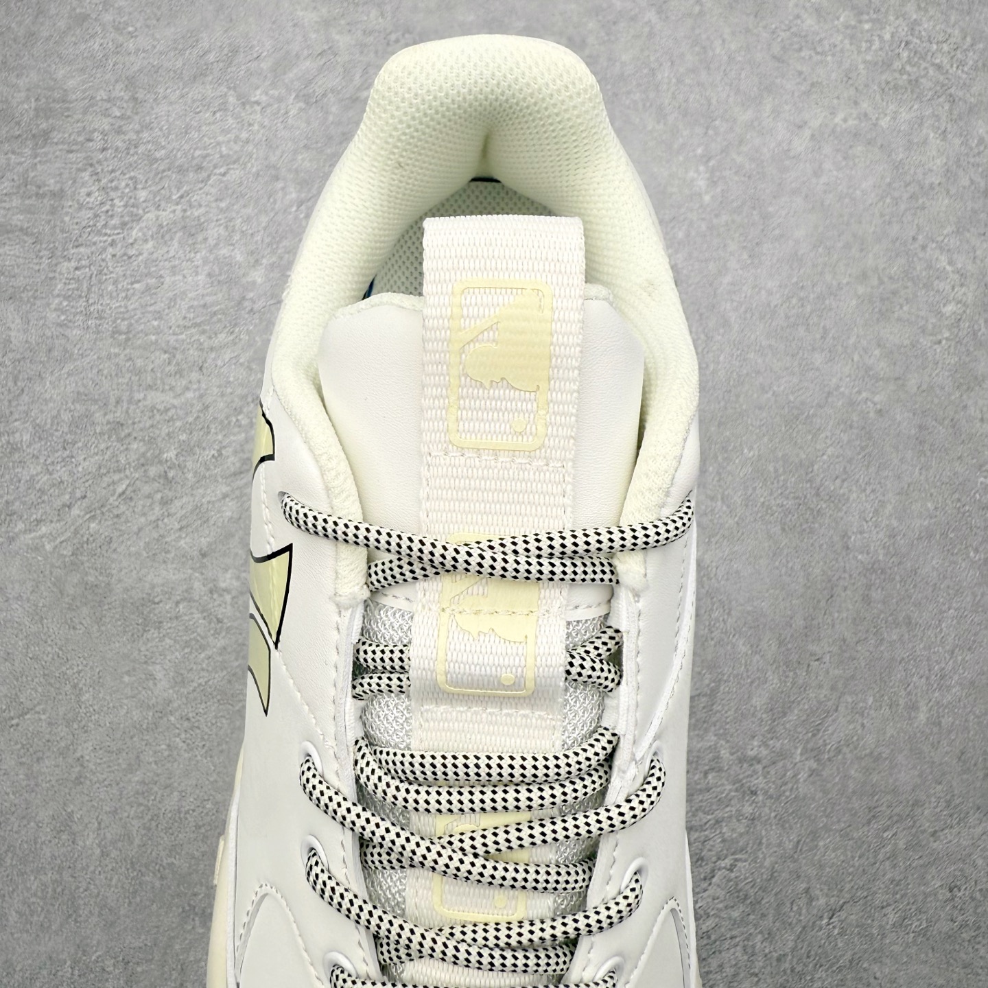 图片[5]-＃纯原福利 MLB BigBall Chunky纽约洋基队增高复古风印花老爹鞋 MLB是韩国F&F旗下潮流服装品牌 拥有150年历史的经典传统 是街头文化和国际生活方式的领导者 MLB拥有包括男装、女装、童装、配饰在内的全品类服饰 提供覆盖各性别、各年龄层、From Head to Toe的穿搭装备 其产品结合了韩国的时尚造型与质感 展现了运动服饰也可以兼具时尚潮流的风格 在产品设计上 MLB不仅融合了美国职业棒球大联盟的各当家球队 更结合了棒球运动中的各个元素 复古风范自信控场 复古鞋型率先勾描独特的自我态度 在经典线条与时尚元素的精彩交织下刷新街头复古运动风潮 质感十足兼备卓越的舒适透气性能迎合夏日追求的自在脚感。尺码：36 36.5 37.5 38 38.5 39 40 40.5 41 42 42.5 43 44 44.5 45-选品中心