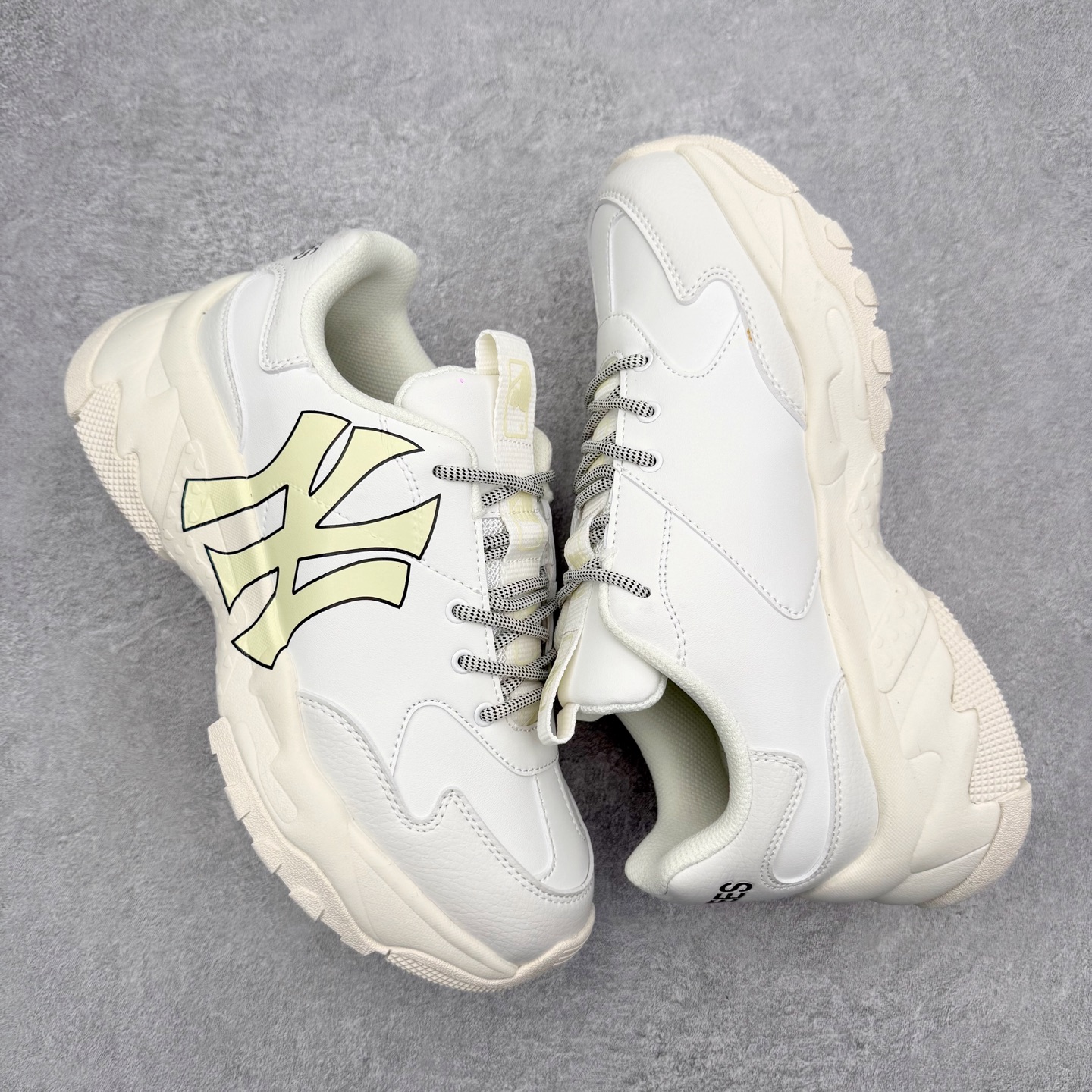 图片[3]-＃纯原福利 MLB BigBall Chunky纽约洋基队增高复古风印花老爹鞋 MLB是韩国F&F旗下潮流服装品牌 拥有150年历史的经典传统 是街头文化和国际生活方式的领导者 MLB拥有包括男装、女装、童装、配饰在内的全品类服饰 提供覆盖各性别、各年龄层、From Head to Toe的穿搭装备 其产品结合了韩国的时尚造型与质感 展现了运动服饰也可以兼具时尚潮流的风格 在产品设计上 MLB不仅融合了美国职业棒球大联盟的各当家球队 更结合了棒球运动中的各个元素 复古风范自信控场 复古鞋型率先勾描独特的自我态度 在经典线条与时尚元素的精彩交织下刷新街头复古运动风潮 质感十足兼备卓越的舒适透气性能迎合夏日追求的自在脚感。尺码：36 36.5 37.5 38 38.5 39 40 40.5 41 42 42.5 43 44 44.5 45-选品中心