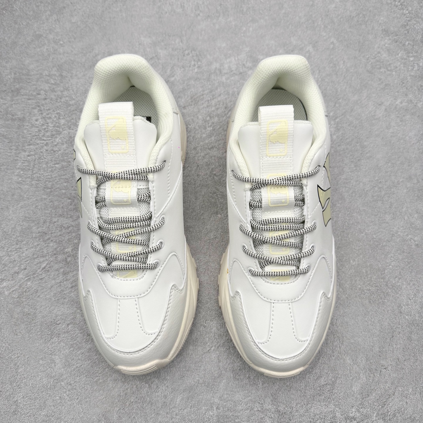 图片[2]-＃纯原福利 MLB BigBall Chunky纽约洋基队增高复古风印花老爹鞋 MLB是韩国F&F旗下潮流服装品牌 拥有150年历史的经典传统 是街头文化和国际生活方式的领导者 MLB拥有包括男装、女装、童装、配饰在内的全品类服饰 提供覆盖各性别、各年龄层、From Head to Toe的穿搭装备 其产品结合了韩国的时尚造型与质感 展现了运动服饰也可以兼具时尚潮流的风格 在产品设计上 MLB不仅融合了美国职业棒球大联盟的各当家球队 更结合了棒球运动中的各个元素 复古风范自信控场 复古鞋型率先勾描独特的自我态度 在经典线条与时尚元素的精彩交织下刷新街头复古运动风潮 质感十足兼备卓越的舒适透气性能迎合夏日追求的自在脚感。尺码：36 36.5 37.5 38 38.5 39 40 40.5 41 42 42.5 43 44 44.5 45-选品中心