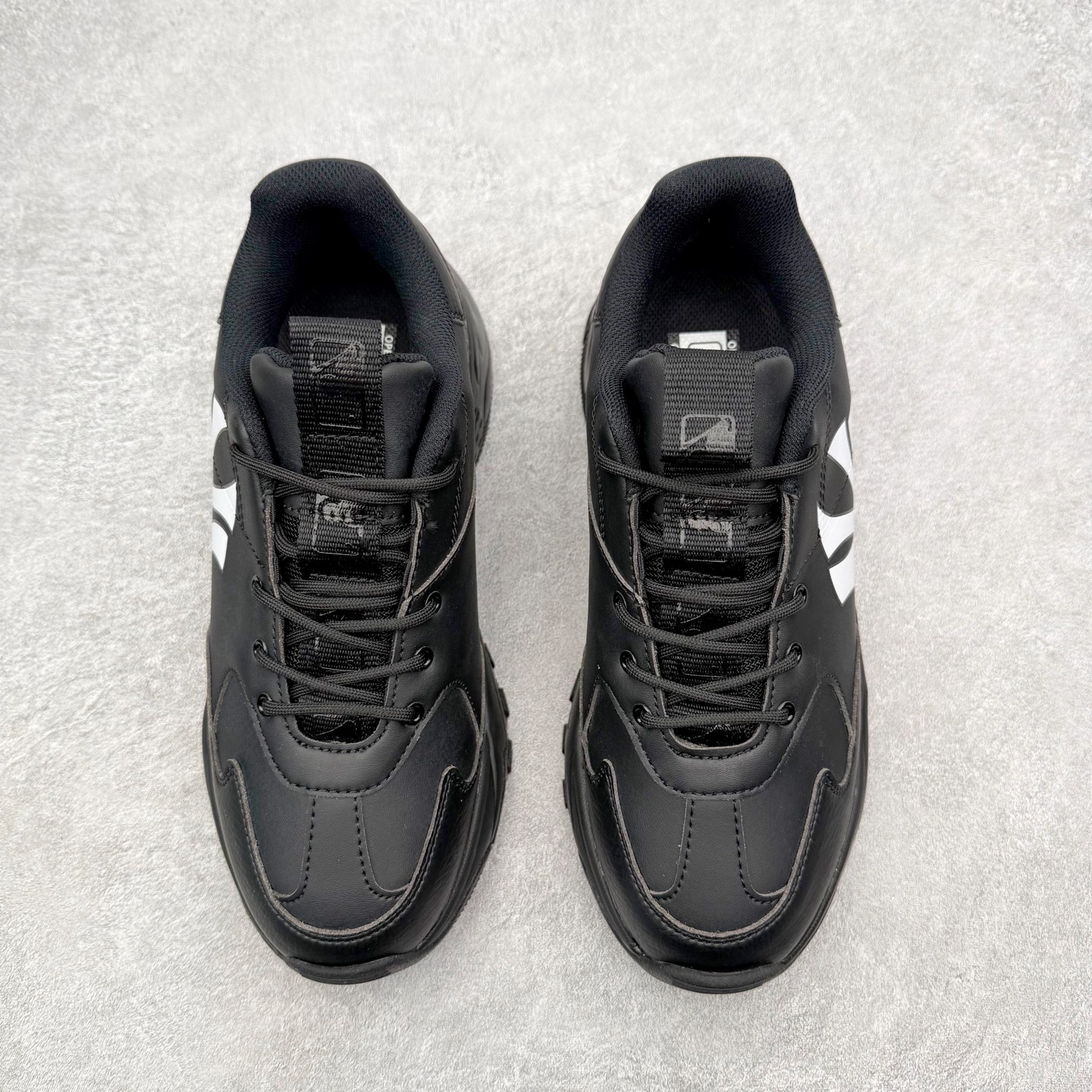 图片[2]-＃纯原福利 MLB BigBall Chunky纽约洋基队增高复古风印花老爹鞋 MLB是韩国F&F旗下潮流服装品牌 拥有150年历史的经典传统 是街头文化和国际生活方式的领导者 MLB拥有包括男装、女装、童装、配饰在内的全品类服饰 提供覆盖各性别、各年龄层、From Head to Toe的穿搭装备 其产品结合了韩国的时尚造型与质感 展现了运动服饰也可以兼具时尚潮流的风格 在产品设计上 MLB不仅融合了美国职业棒球大联盟的各当家球队 更结合了棒球运动中的各个元素 复古风范自信控场 复古鞋型率先勾描独特的自我态度 在经典线条与时尚元素的精彩交织下刷新街头复古运动风潮 质感十足兼备卓越的舒适透气性能迎合夏日追求的自在脚感。尺码：36 36.5 37.5 38 38.5 39 40 40.5 41 42 42.5 43 44 44.5 45-选品中心