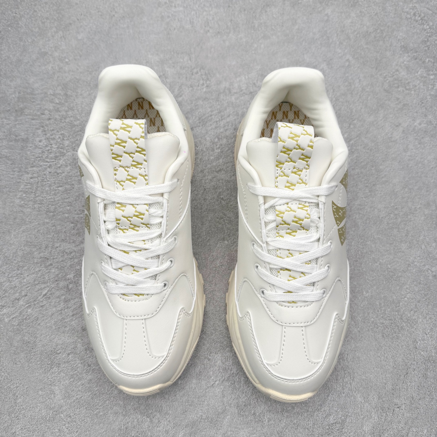 图片[2]-＃纯原福利 MLB BigBall Chunky纽约洋基队增高复古风印花老爹鞋 MLB是韩国F&F旗下潮流服装品牌 拥有150年历史的经典传统 是街头文化和国际生活方式的领导者 MLB拥有包括男装、女装、童装、配饰在内的全品类服饰 提供覆盖各性别、各年龄层、From Head to Toe的穿搭装备 其产品结合了韩国的时尚造型与质感 展现了运动服饰也可以兼具时尚潮流的风格 在产品设计上 MLB不仅融合了美国职业棒球大联盟的各当家球队 更结合了棒球运动中的各个元素 复古风范自信控场 复古鞋型率先勾描独特的自我态度 在经典线条与时尚元素的精彩交织下刷新街头复古运动风潮 质感十足兼备卓越的舒适透气性能迎合夏日追求的自在脚感。尺码：36 36.5 37.5 38 38.5 39 40 40.5 41 42 42.5 43 44 44.5 45-选品中心