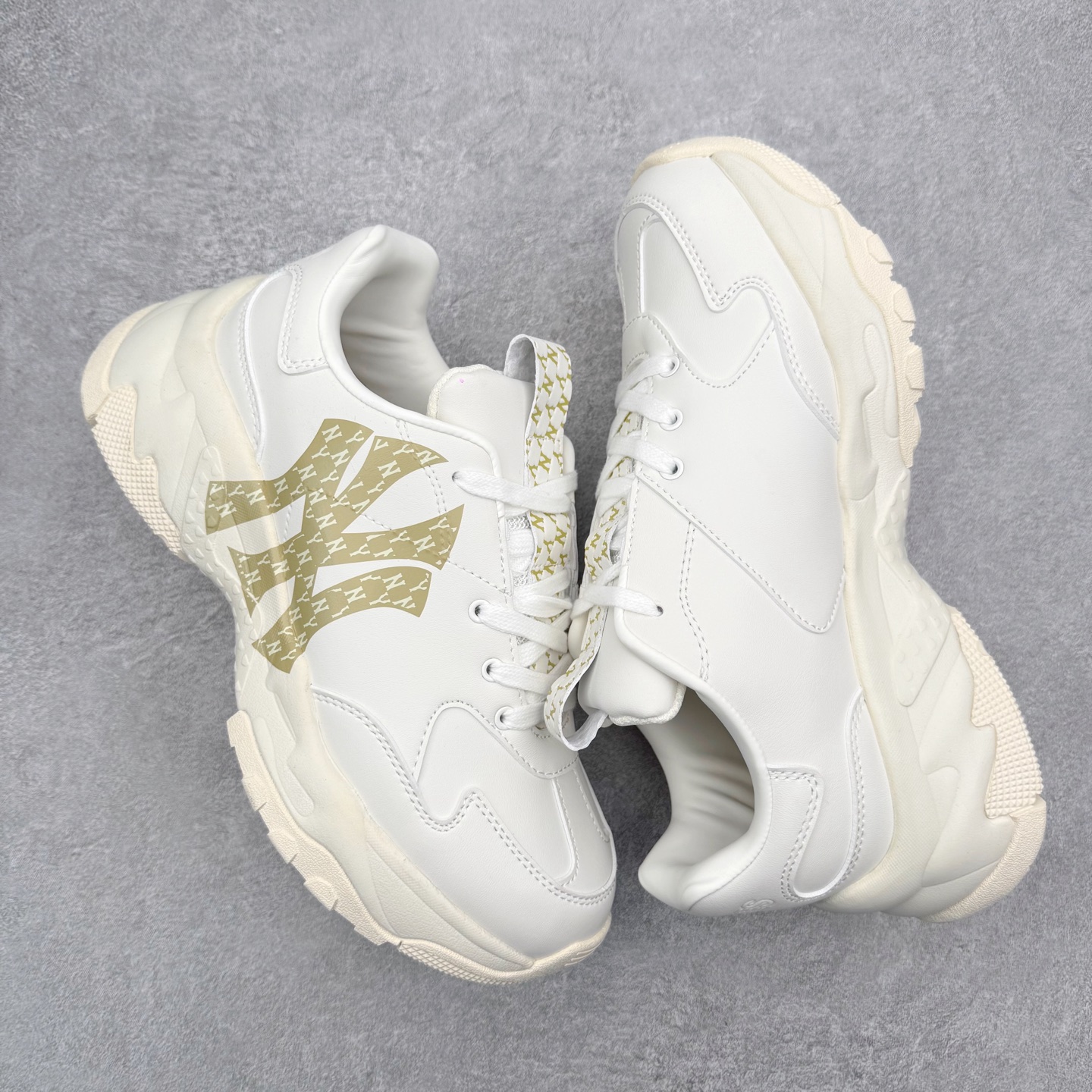 图片[3]-＃纯原福利 MLB BigBall Chunky纽约洋基队增高复古风印花老爹鞋 MLB是韩国F&F旗下潮流服装品牌 拥有150年历史的经典传统 是街头文化和国际生活方式的领导者 MLB拥有包括男装、女装、童装、配饰在内的全品类服饰 提供覆盖各性别、各年龄层、From Head to Toe的穿搭装备 其产品结合了韩国的时尚造型与质感 展现了运动服饰也可以兼具时尚潮流的风格 在产品设计上 MLB不仅融合了美国职业棒球大联盟的各当家球队 更结合了棒球运动中的各个元素 复古风范自信控场 复古鞋型率先勾描独特的自我态度 在经典线条与时尚元素的精彩交织下刷新街头复古运动风潮 质感十足兼备卓越的舒适透气性能迎合夏日追求的自在脚感。尺码：36 36.5 37.5 38 38.5 39 40 40.5 41 42 42.5 43 44 44.5 45-选品中心