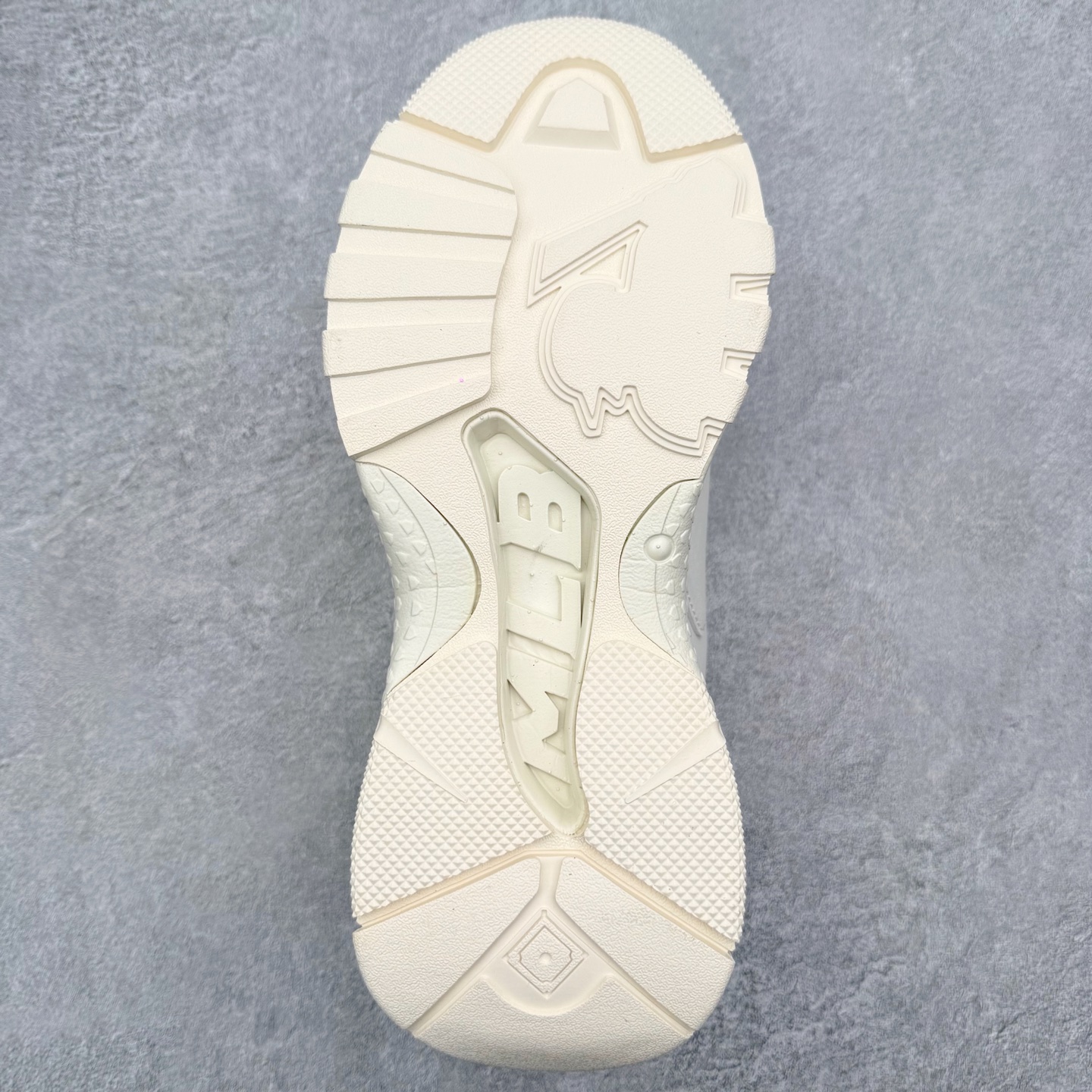 图片[8]-＃纯原福利 MLB BigBall Chunky纽约洋基队增高复古风印花老爹鞋 MLB是韩国F&F旗下潮流服装品牌 拥有150年历史的经典传统 是街头文化和国际生活方式的领导者 MLB拥有包括男装、女装、童装、配饰在内的全品类服饰 提供覆盖各性别、各年龄层、From Head to Toe的穿搭装备 其产品结合了韩国的时尚造型与质感 展现了运动服饰也可以兼具时尚潮流的风格 在产品设计上 MLB不仅融合了美国职业棒球大联盟的各当家球队 更结合了棒球运动中的各个元素 复古风范自信控场 复古鞋型率先勾描独特的自我态度 在经典线条与时尚元素的精彩交织下刷新街头复古运动风潮 质感十足兼备卓越的舒适透气性能迎合夏日追求的自在脚感。尺码：36 36.5 37.5 38 38.5 39 40 40.5 41 42 42.5 43 44 44.5 45-选品中心