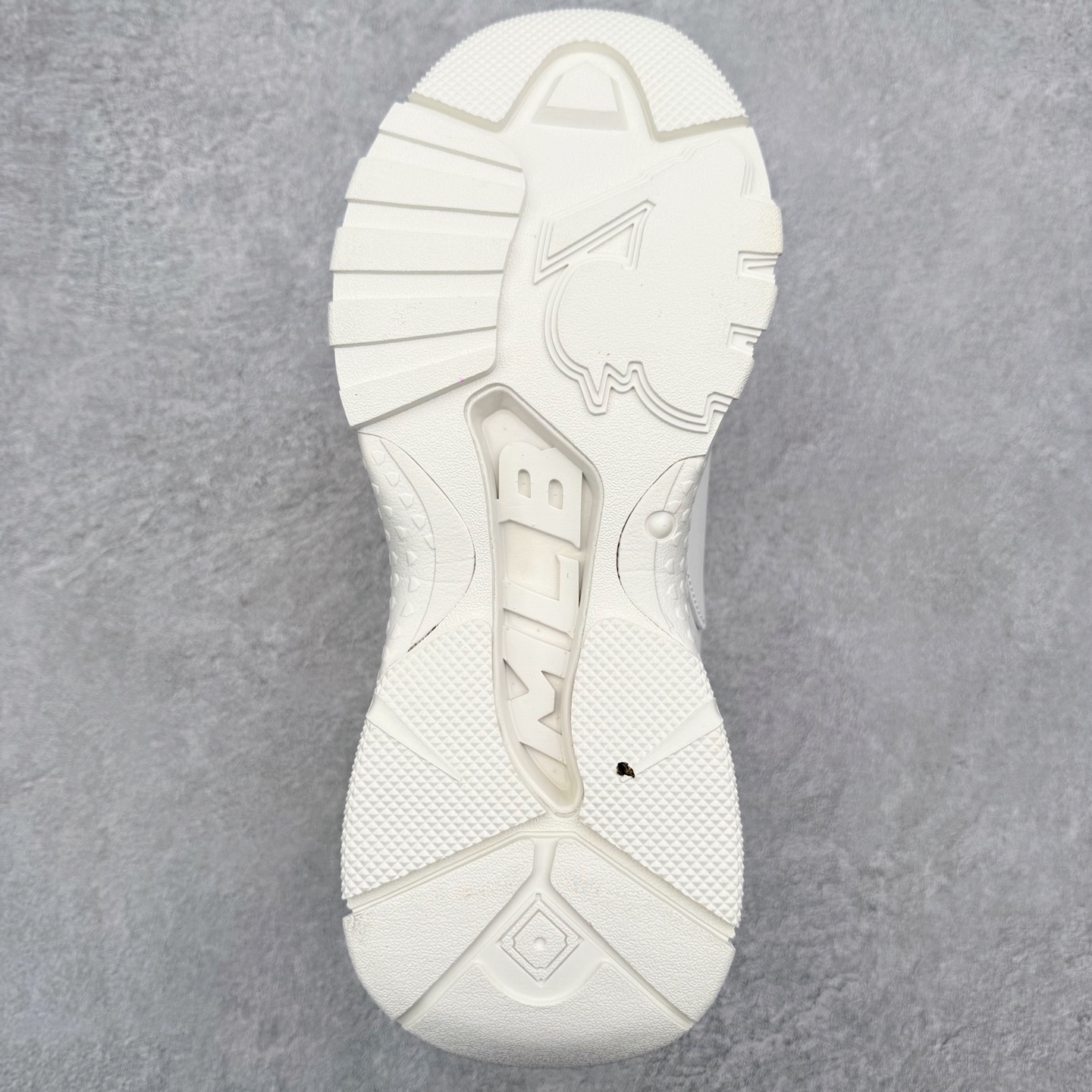 图片[9]-＃纯原福利 MLB BigBall Chunky纽约洋基队增高复古风印花老爹鞋 MLB是韩国F&F旗下潮流服装品牌 拥有150年历史的经典传统 是街头文化和国际生活方式的领导者 MLB拥有包括男装、女装、童装、配饰在内的全品类服饰 提供覆盖各性别、各年龄层、From Head to Toe的穿搭装备 其产品结合了韩国的时尚造型与质感 展现了运动服饰也可以兼具时尚潮流的风格 在产品设计上 MLB不仅融合了美国职业棒球大联盟的各当家球队 更结合了棒球运动中的各个元素 复古风范自信控场 复古鞋型率先勾描独特的自我态度 在经典线条与时尚元素的精彩交织下刷新街头复古运动风潮 质感十足兼备卓越的舒适透气性能迎合夏日追求的自在脚感。尺码：36 36.5 37.5 38 38.5 39 40 40.5 41 42 42.5 43 44 44.5 45-选品中心