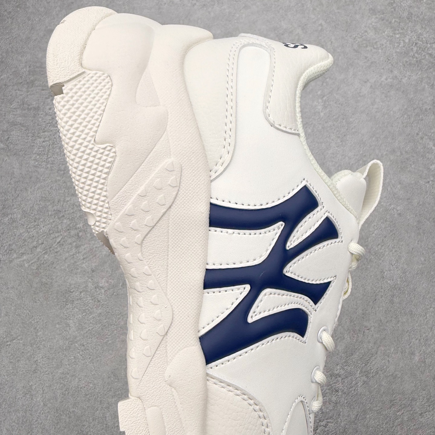 图片[6]-＃纯原福利 MLB BigBall Chunky纽约洋基队增高复古风印花老爹鞋 MLB是韩国F&F旗下潮流服装品牌 拥有150年历史的经典传统 是街头文化和国际生活方式的领导者 MLB拥有包括男装、女装、童装、配饰在内的全品类服饰 提供覆盖各性别、各年龄层、From Head to Toe的穿搭装备 其产品结合了韩国的时尚造型与质感 展现了运动服饰也可以兼具时尚潮流的风格 在产品设计上 MLB不仅融合了美国职业棒球大联盟的各当家球队 更结合了棒球运动中的各个元素 复古风范自信控场 复古鞋型率先勾描独特的自我态度 在经典线条与时尚元素的精彩交织下刷新街头复古运动风潮 质感十足兼备卓越的舒适透气性能迎合夏日追求的自在脚感。尺码：36 36.5 37.5 38 38.5 39 40 40.5 41 42 42.5 43 44 44.5 45-选品中心