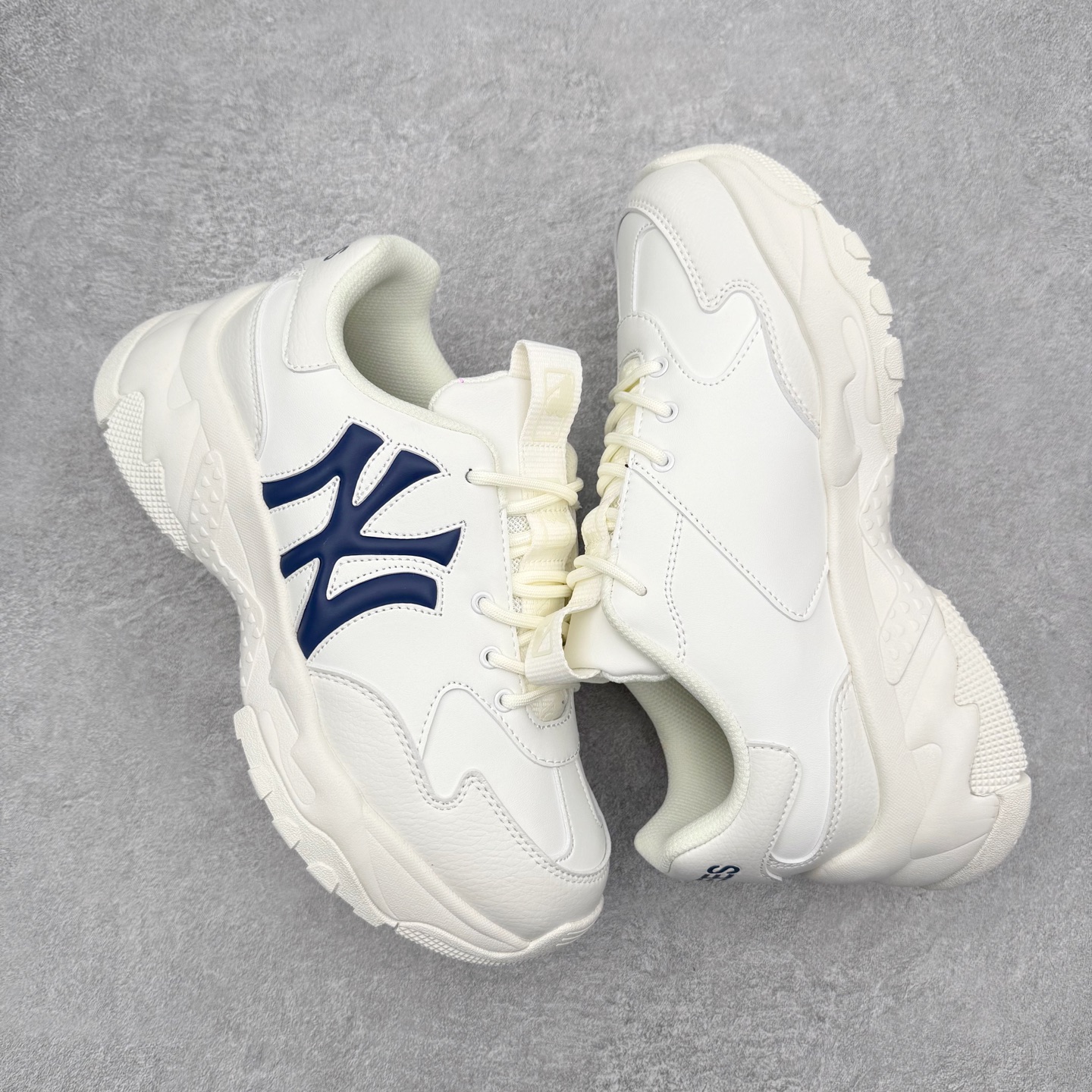 图片[3]-＃纯原福利 MLB BigBall Chunky纽约洋基队增高复古风印花老爹鞋 MLB是韩国F&F旗下潮流服装品牌 拥有150年历史的经典传统 是街头文化和国际生活方式的领导者 MLB拥有包括男装、女装、童装、配饰在内的全品类服饰 提供覆盖各性别、各年龄层、From Head to Toe的穿搭装备 其产品结合了韩国的时尚造型与质感 展现了运动服饰也可以兼具时尚潮流的风格 在产品设计上 MLB不仅融合了美国职业棒球大联盟的各当家球队 更结合了棒球运动中的各个元素 复古风范自信控场 复古鞋型率先勾描独特的自我态度 在经典线条与时尚元素的精彩交织下刷新街头复古运动风潮 质感十足兼备卓越的舒适透气性能迎合夏日追求的自在脚感。尺码：36 36.5 37.5 38 38.5 39 40 40.5 41 42 42.5 43 44 44.5 45-选品中心