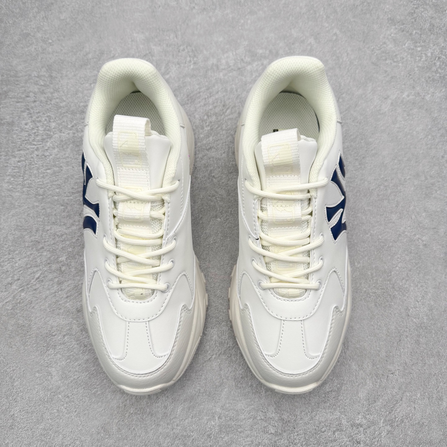 图片[2]-＃纯原福利 MLB BigBall Chunky纽约洋基队增高复古风印花老爹鞋 MLB是韩国F&F旗下潮流服装品牌 拥有150年历史的经典传统 是街头文化和国际生活方式的领导者 MLB拥有包括男装、女装、童装、配饰在内的全品类服饰 提供覆盖各性别、各年龄层、From Head to Toe的穿搭装备 其产品结合了韩国的时尚造型与质感 展现了运动服饰也可以兼具时尚潮流的风格 在产品设计上 MLB不仅融合了美国职业棒球大联盟的各当家球队 更结合了棒球运动中的各个元素 复古风范自信控场 复古鞋型率先勾描独特的自我态度 在经典线条与时尚元素的精彩交织下刷新街头复古运动风潮 质感十足兼备卓越的舒适透气性能迎合夏日追求的自在脚感。尺码：36 36.5 37.5 38 38.5 39 40 40.5 41 42 42.5 43 44 44.5 45-选品中心