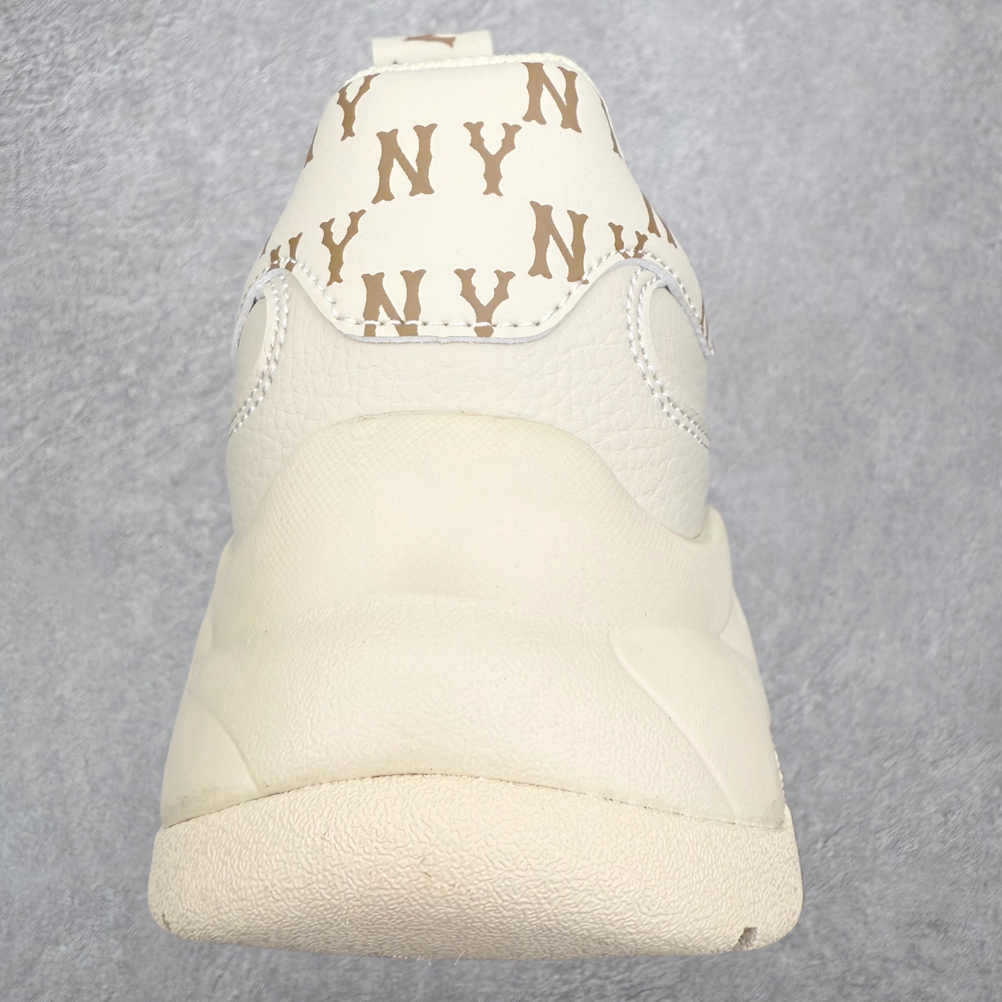 图片[8]-＃纯原福利 MLB BigBall Chunky纽约洋基队增高复古风印花老爹鞋 MLB是韩国F&F旗下潮流服装品牌 拥有150年历史的经典传统 是街头文化和国际生活方式的领导者 MLB拥有包括男装、女装、童装、配饰在内的全品类服饰 提供覆盖各性别、各年龄层、From Head to Toe的穿搭装备 其产品结合了韩国的时尚造型与质感 展现了运动服饰也可以兼具时尚潮流的风格 在产品设计上 MLB不仅融合了美国职业棒球大联盟的各当家球队 更结合了棒球运动中的各个元素 复古风范自信控场 复古鞋型率先勾描独特的自我态度 在经典线条与时尚元素的精彩交织下刷新街头复古运动风潮 质感十足兼备卓越的舒适透气性能迎合夏日追求的自在脚感。尺码：36 36.5 37.5 38 38.5 39 40 40.5 41 42 42.5 43 44 44.5 45-选品中心