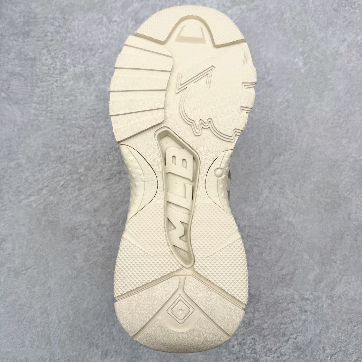 图片[9]-＃纯原福利 MLB BigBall Chunky纽约洋基队增高复古风印花老爹鞋 MLB是韩国F&F旗下潮流服装品牌 拥有150年历史的经典传统 是街头文化和国际生活方式的领导者 MLB拥有包括男装、女装、童装、配饰在内的全品类服饰 提供覆盖各性别、各年龄层、From Head to Toe的穿搭装备 其产品结合了韩国的时尚造型与质感 展现了运动服饰也可以兼具时尚潮流的风格 在产品设计上 MLB不仅融合了美国职业棒球大联盟的各当家球队 更结合了棒球运动中的各个元素 复古风范自信控场 复古鞋型率先勾描独特的自我态度 在经典线条与时尚元素的精彩交织下刷新街头复古运动风潮 质感十足兼备卓越的舒适透气性能迎合夏日追求的自在脚感。尺码：36 36.5 37.5 38 38.5 39 40 40.5 41 42 42.5 43 44 44.5 45-选品中心