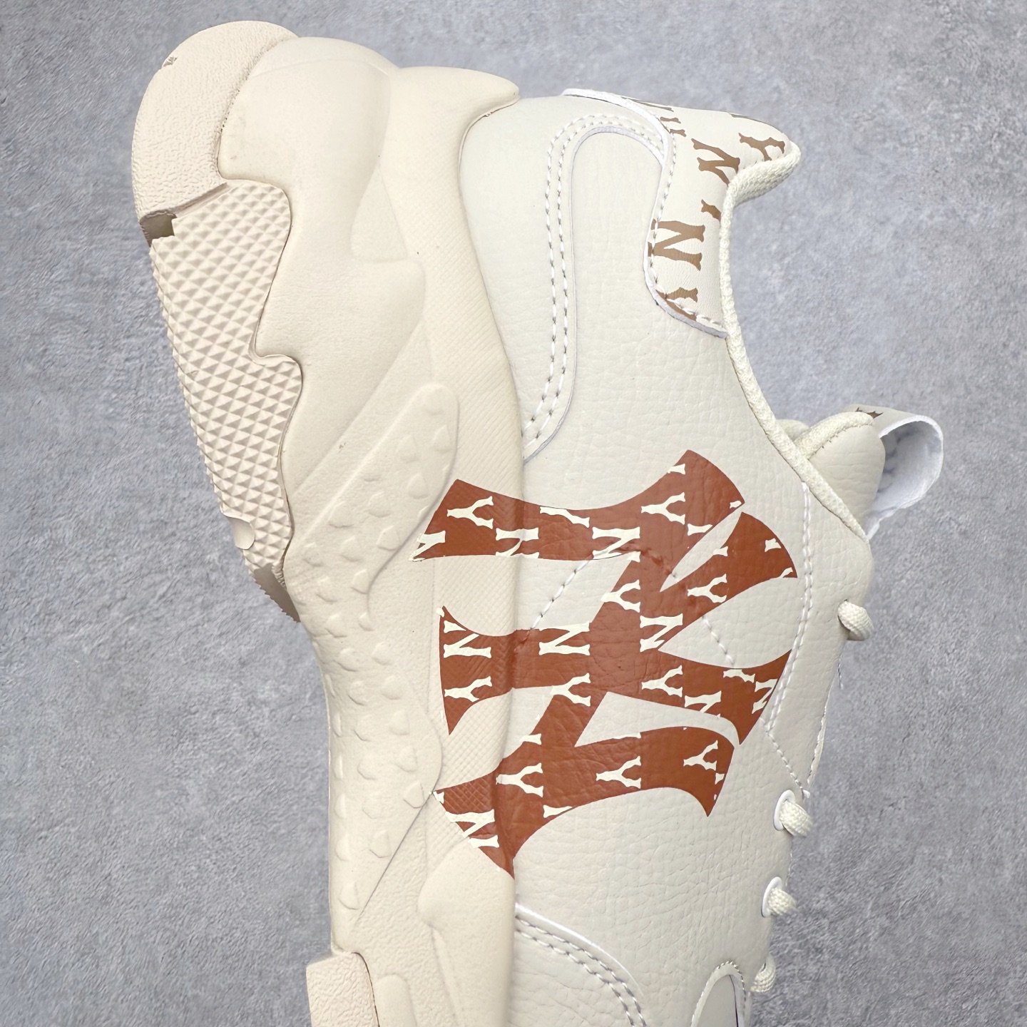 图片[6]-＃纯原福利 MLB BigBall Chunky纽约洋基队增高复古风印花老爹鞋 MLB是韩国F&F旗下潮流服装品牌 拥有150年历史的经典传统 是街头文化和国际生活方式的领导者 MLB拥有包括男装、女装、童装、配饰在内的全品类服饰 提供覆盖各性别、各年龄层、From Head to Toe的穿搭装备 其产品结合了韩国的时尚造型与质感 展现了运动服饰也可以兼具时尚潮流的风格 在产品设计上 MLB不仅融合了美国职业棒球大联盟的各当家球队 更结合了棒球运动中的各个元素 复古风范自信控场 复古鞋型率先勾描独特的自我态度 在经典线条与时尚元素的精彩交织下刷新街头复古运动风潮 质感十足兼备卓越的舒适透气性能迎合夏日追求的自在脚感。尺码：36 36.5 37.5 38 38.5 39 40 40.5 41 42 42.5 43 44 44.5 45-选品中心