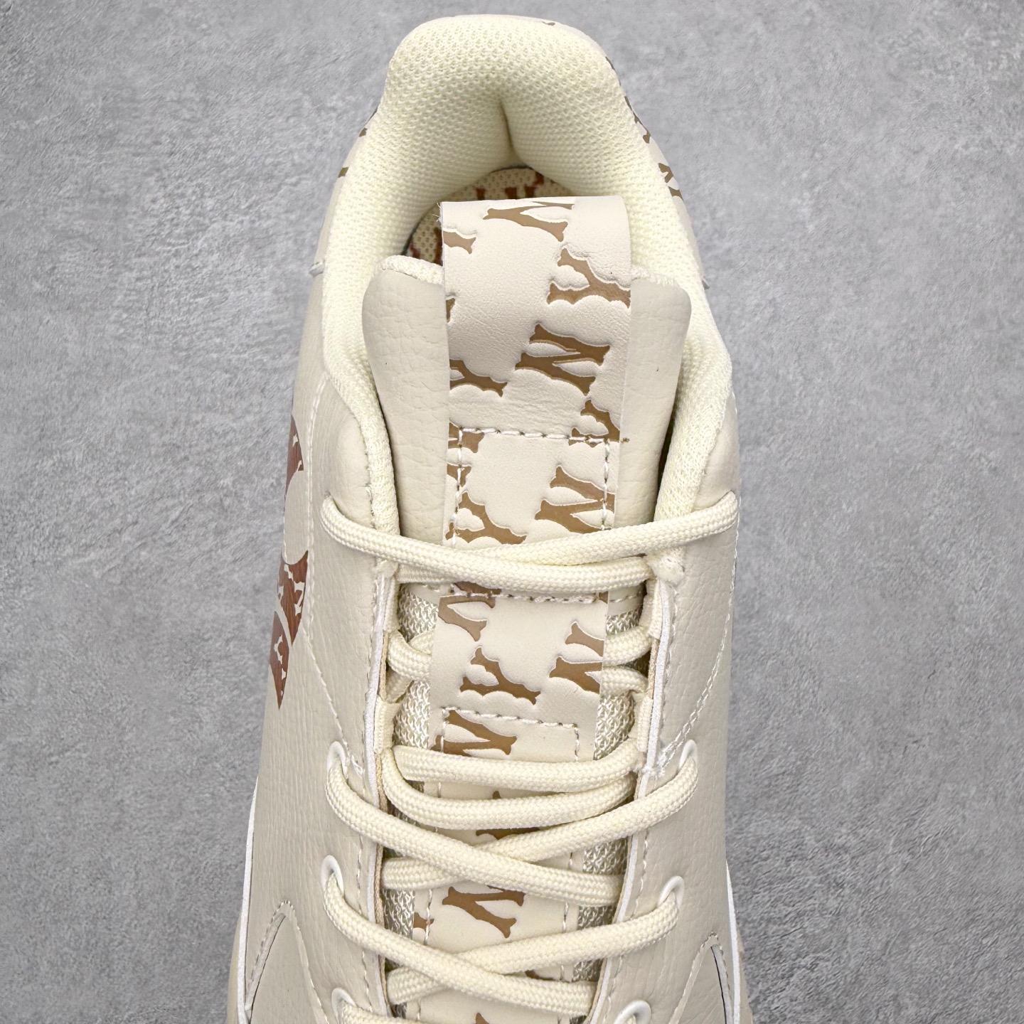 图片[5]-＃纯原福利 MLB BigBall Chunky纽约洋基队增高复古风印花老爹鞋 MLB是韩国F&F旗下潮流服装品牌 拥有150年历史的经典传统 是街头文化和国际生活方式的领导者 MLB拥有包括男装、女装、童装、配饰在内的全品类服饰 提供覆盖各性别、各年龄层、From Head to Toe的穿搭装备 其产品结合了韩国的时尚造型与质感 展现了运动服饰也可以兼具时尚潮流的风格 在产品设计上 MLB不仅融合了美国职业棒球大联盟的各当家球队 更结合了棒球运动中的各个元素 复古风范自信控场 复古鞋型率先勾描独特的自我态度 在经典线条与时尚元素的精彩交织下刷新街头复古运动风潮 质感十足兼备卓越的舒适透气性能迎合夏日追求的自在脚感。尺码：36 36.5 37.5 38 38.5 39 40 40.5 41 42 42.5 43 44 44.5 45-选品中心