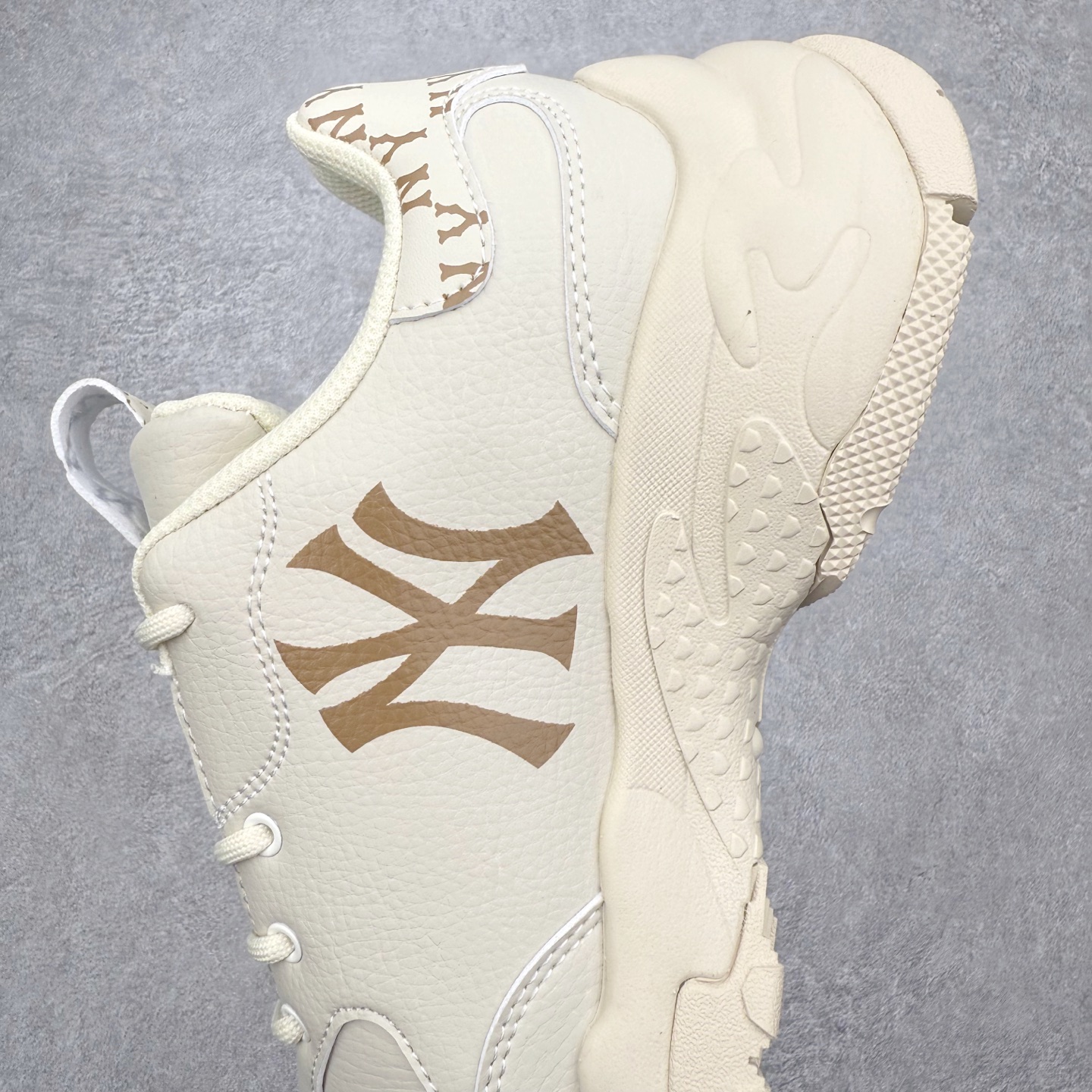 图片[7]-＃纯原福利 MLB BigBall Chunky纽约洋基队增高复古风印花老爹鞋 MLB是韩国F&F旗下潮流服装品牌 拥有150年历史的经典传统 是街头文化和国际生活方式的领导者 MLB拥有包括男装、女装、童装、配饰在内的全品类服饰 提供覆盖各性别、各年龄层、From Head to Toe的穿搭装备 其产品结合了韩国的时尚造型与质感 展现了运动服饰也可以兼具时尚潮流的风格 在产品设计上 MLB不仅融合了美国职业棒球大联盟的各当家球队 更结合了棒球运动中的各个元素 复古风范自信控场 复古鞋型率先勾描独特的自我态度 在经典线条与时尚元素的精彩交织下刷新街头复古运动风潮 质感十足兼备卓越的舒适透气性能迎合夏日追求的自在脚感。尺码：36 36.5 37.5 38 38.5 39 40 40.5 41 42 42.5 43 44 44.5 45-选品中心