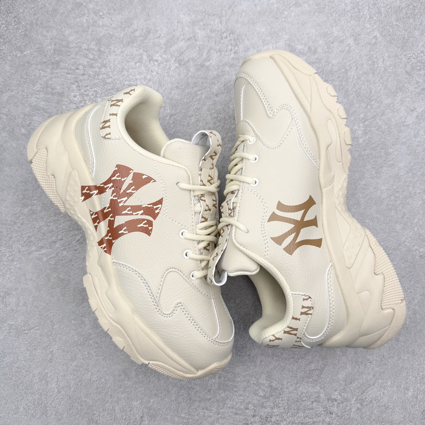 图片[3]-＃纯原福利 MLB BigBall Chunky纽约洋基队增高复古风印花老爹鞋 MLB是韩国F&F旗下潮流服装品牌 拥有150年历史的经典传统 是街头文化和国际生活方式的领导者 MLB拥有包括男装、女装、童装、配饰在内的全品类服饰 提供覆盖各性别、各年龄层、From Head to Toe的穿搭装备 其产品结合了韩国的时尚造型与质感 展现了运动服饰也可以兼具时尚潮流的风格 在产品设计上 MLB不仅融合了美国职业棒球大联盟的各当家球队 更结合了棒球运动中的各个元素 复古风范自信控场 复古鞋型率先勾描独特的自我态度 在经典线条与时尚元素的精彩交织下刷新街头复古运动风潮 质感十足兼备卓越的舒适透气性能迎合夏日追求的自在脚感。尺码：36 36.5 37.5 38 38.5 39 40 40.5 41 42 42.5 43 44 44.5 45-选品中心