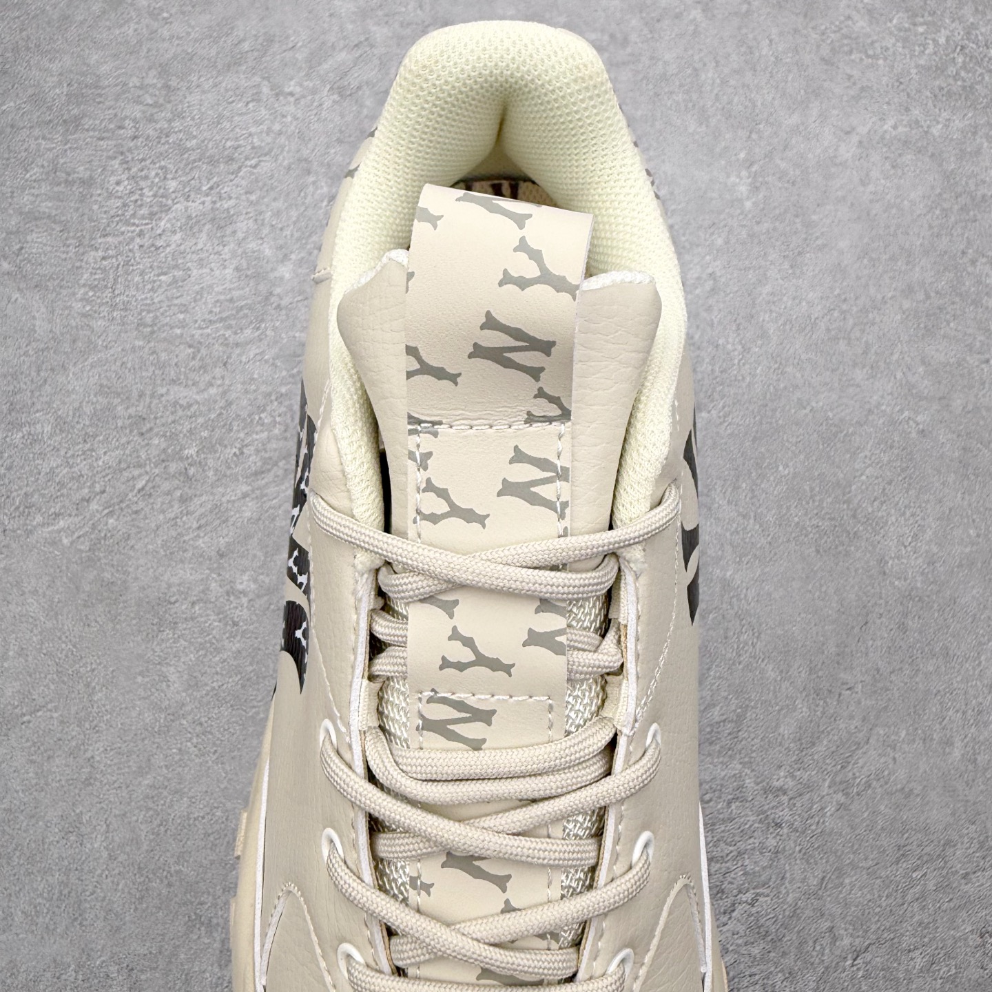 图片[5]-＃纯原福利 MLB BigBall Chunky纽约洋基队增高复古风印花老爹鞋 MLB是韩国F&F旗下潮流服装品牌 拥有150年历史的经典传统 是街头文化和国际生活方式的领导者 MLB拥有包括男装、女装、童装、配饰在内的全品类服饰 提供覆盖各性别、各年龄层、From Head to Toe的穿搭装备 其产品结合了韩国的时尚造型与质感 展现了运动服饰也可以兼具时尚潮流的风格 在产品设计上 MLB不仅融合了美国职业棒球大联盟的各当家球队 更结合了棒球运动中的各个元素 复古风范自信控场 复古鞋型率先勾描独特的自我态度 在经典线条与时尚元素的精彩交织下刷新街头复古运动风潮 质感十足兼备卓越的舒适透气性能迎合夏日追求的自在脚感。尺码：36 36.5 37.5 38 38.5 39 40 40.5 41 42 42.5 43 44 44.5 45-选品中心