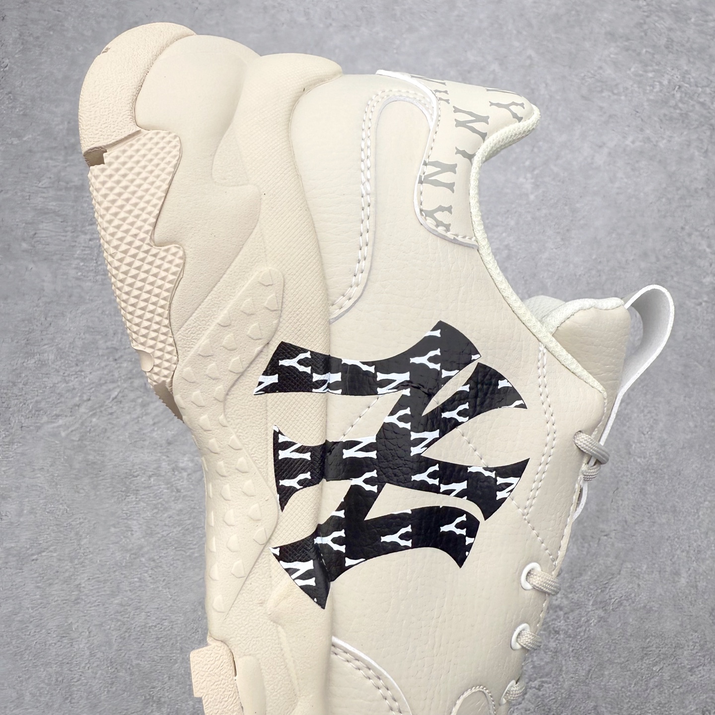 图片[6]-＃纯原福利 MLB BigBall Chunky纽约洋基队增高复古风印花老爹鞋 MLB是韩国F&F旗下潮流服装品牌 拥有150年历史的经典传统 是街头文化和国际生活方式的领导者 MLB拥有包括男装、女装、童装、配饰在内的全品类服饰 提供覆盖各性别、各年龄层、From Head to Toe的穿搭装备 其产品结合了韩国的时尚造型与质感 展现了运动服饰也可以兼具时尚潮流的风格 在产品设计上 MLB不仅融合了美国职业棒球大联盟的各当家球队 更结合了棒球运动中的各个元素 复古风范自信控场 复古鞋型率先勾描独特的自我态度 在经典线条与时尚元素的精彩交织下刷新街头复古运动风潮 质感十足兼备卓越的舒适透气性能迎合夏日追求的自在脚感。尺码：36 36.5 37.5 38 38.5 39 40 40.5 41 42 42.5 43 44 44.5 45-选品中心