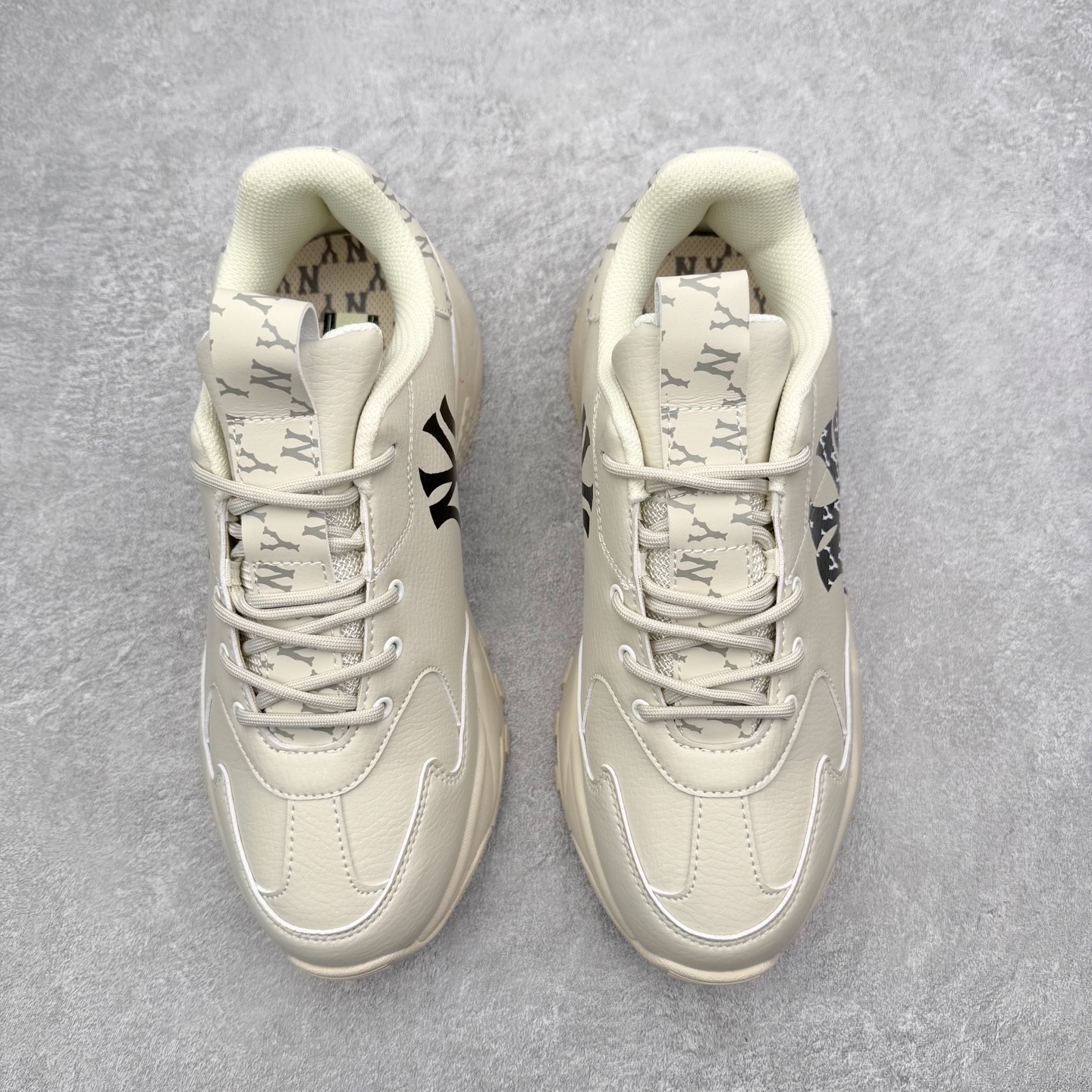 图片[2]-＃纯原福利 MLB BigBall Chunky纽约洋基队增高复古风印花老爹鞋 MLB是韩国F&F旗下潮流服装品牌 拥有150年历史的经典传统 是街头文化和国际生活方式的领导者 MLB拥有包括男装、女装、童装、配饰在内的全品类服饰 提供覆盖各性别、各年龄层、From Head to Toe的穿搭装备 其产品结合了韩国的时尚造型与质感 展现了运动服饰也可以兼具时尚潮流的风格 在产品设计上 MLB不仅融合了美国职业棒球大联盟的各当家球队 更结合了棒球运动中的各个元素 复古风范自信控场 复古鞋型率先勾描独特的自我态度 在经典线条与时尚元素的精彩交织下刷新街头复古运动风潮 质感十足兼备卓越的舒适透气性能迎合夏日追求的自在脚感。尺码：36 36.5 37.5 38 38.5 39 40 40.5 41 42 42.5 43 44 44.5 45-选品中心