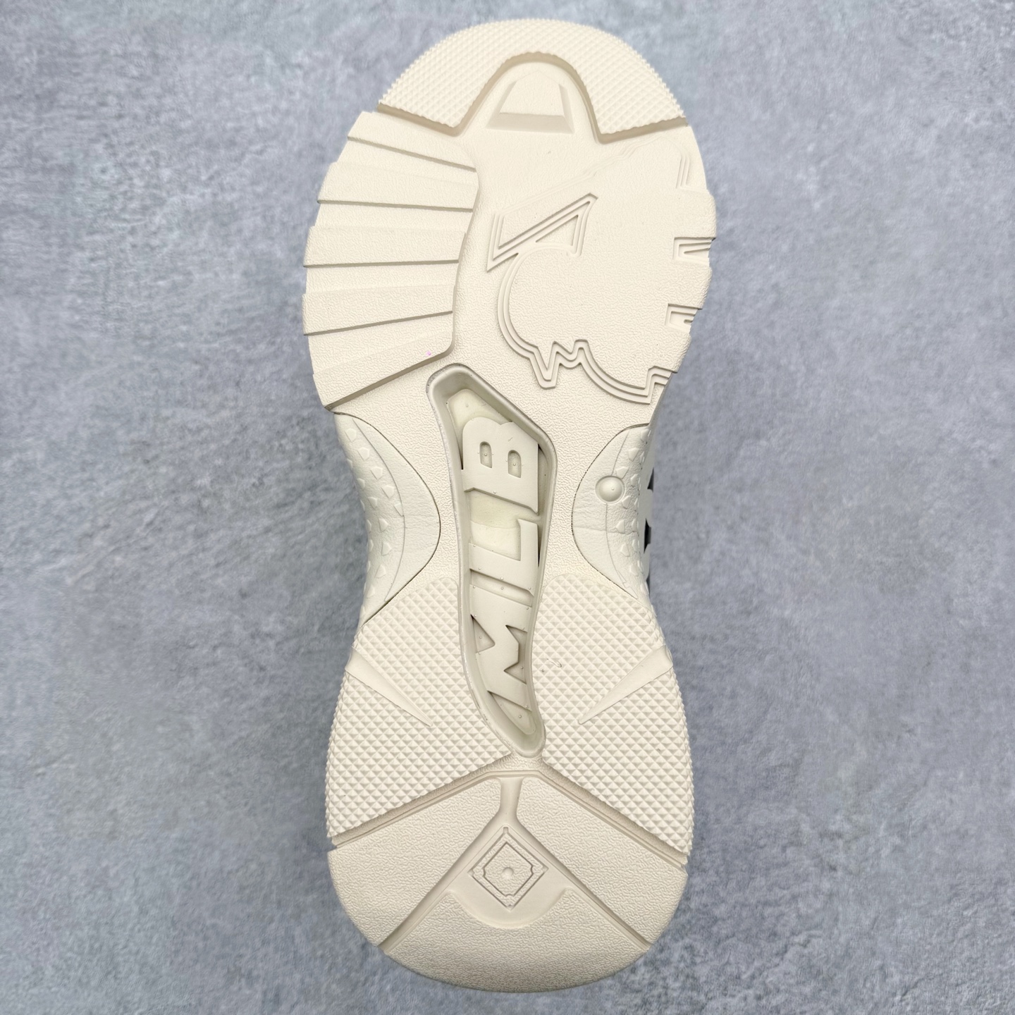 图片[9]-＃纯原福利 MLB BigBall Chunky纽约洋基队增高复古风印花老爹鞋 MLB是韩国F&F旗下潮流服装品牌 拥有150年历史的经典传统 是街头文化和国际生活方式的领导者 MLB拥有包括男装、女装、童装、配饰在内的全品类服饰 提供覆盖各性别、各年龄层、From Head to Toe的穿搭装备 其产品结合了韩国的时尚造型与质感 展现了运动服饰也可以兼具时尚潮流的风格 在产品设计上 MLB不仅融合了美国职业棒球大联盟的各当家球队 更结合了棒球运动中的各个元素 复古风范自信控场 复古鞋型率先勾描独特的自我态度 在经典线条与时尚元素的精彩交织下刷新街头复古运动风潮 质感十足兼备卓越的舒适透气性能迎合夏日追求的自在脚感。尺码：36 36.5 37.5 38 38.5 39 40 40.5 41 42 42.5 43 44 44.5 45-选品中心