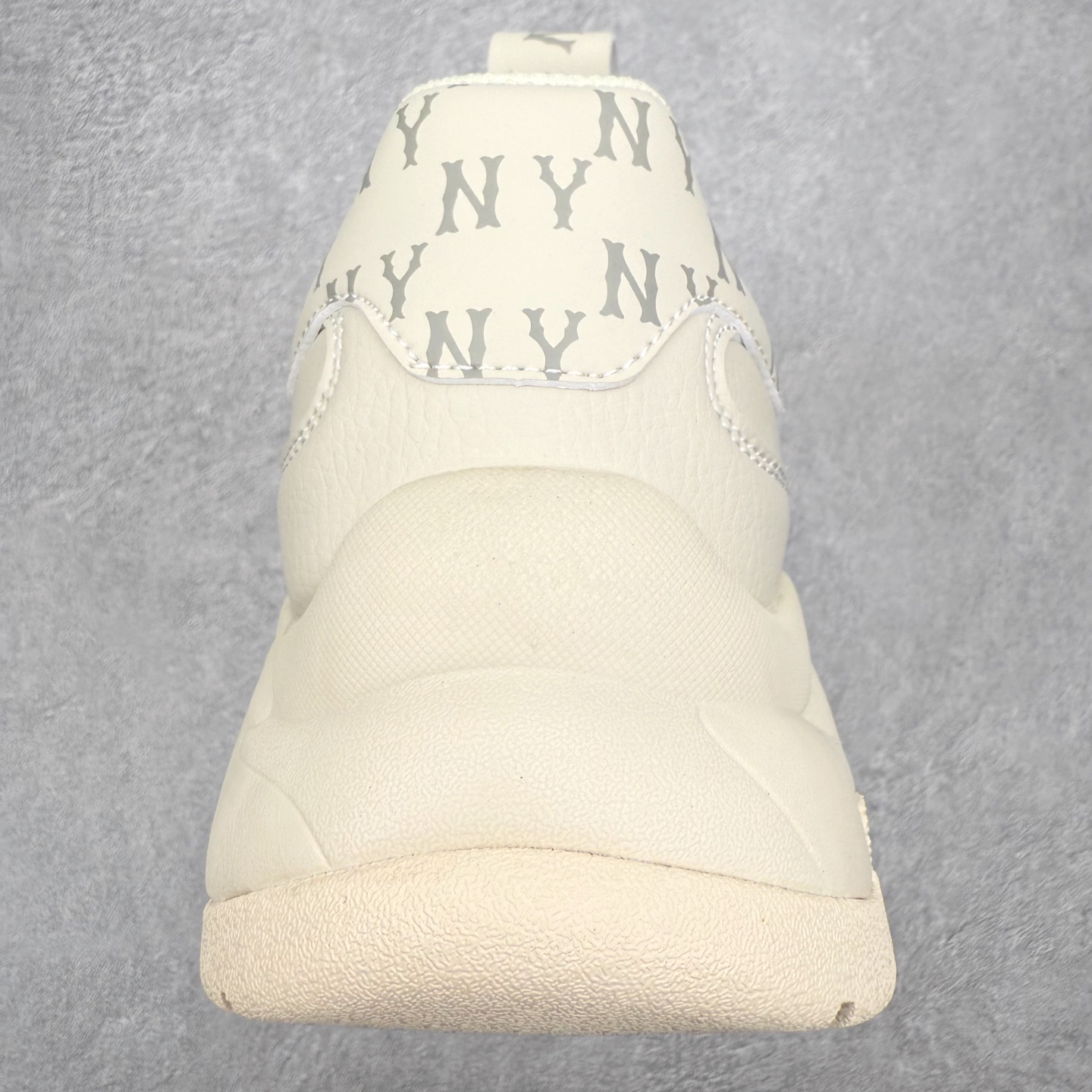 图片[8]-＃纯原福利 MLB BigBall Chunky纽约洋基队增高复古风印花老爹鞋 MLB是韩国F&F旗下潮流服装品牌 拥有150年历史的经典传统 是街头文化和国际生活方式的领导者 MLB拥有包括男装、女装、童装、配饰在内的全品类服饰 提供覆盖各性别、各年龄层、From Head to Toe的穿搭装备 其产品结合了韩国的时尚造型与质感 展现了运动服饰也可以兼具时尚潮流的风格 在产品设计上 MLB不仅融合了美国职业棒球大联盟的各当家球队 更结合了棒球运动中的各个元素 复古风范自信控场 复古鞋型率先勾描独特的自我态度 在经典线条与时尚元素的精彩交织下刷新街头复古运动风潮 质感十足兼备卓越的舒适透气性能迎合夏日追求的自在脚感。尺码：36 36.5 37.5 38 38.5 39 40 40.5 41 42 42.5 43 44 44.5 45-选品中心