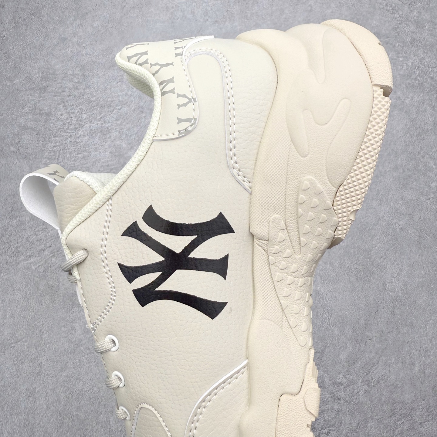 图片[7]-＃纯原福利 MLB BigBall Chunky纽约洋基队增高复古风印花老爹鞋 MLB是韩国F&F旗下潮流服装品牌 拥有150年历史的经典传统 是街头文化和国际生活方式的领导者 MLB拥有包括男装、女装、童装、配饰在内的全品类服饰 提供覆盖各性别、各年龄层、From Head to Toe的穿搭装备 其产品结合了韩国的时尚造型与质感 展现了运动服饰也可以兼具时尚潮流的风格 在产品设计上 MLB不仅融合了美国职业棒球大联盟的各当家球队 更结合了棒球运动中的各个元素 复古风范自信控场 复古鞋型率先勾描独特的自我态度 在经典线条与时尚元素的精彩交织下刷新街头复古运动风潮 质感十足兼备卓越的舒适透气性能迎合夏日追求的自在脚感。尺码：36 36.5 37.5 38 38.5 39 40 40.5 41 42 42.5 43 44 44.5 45-选品中心