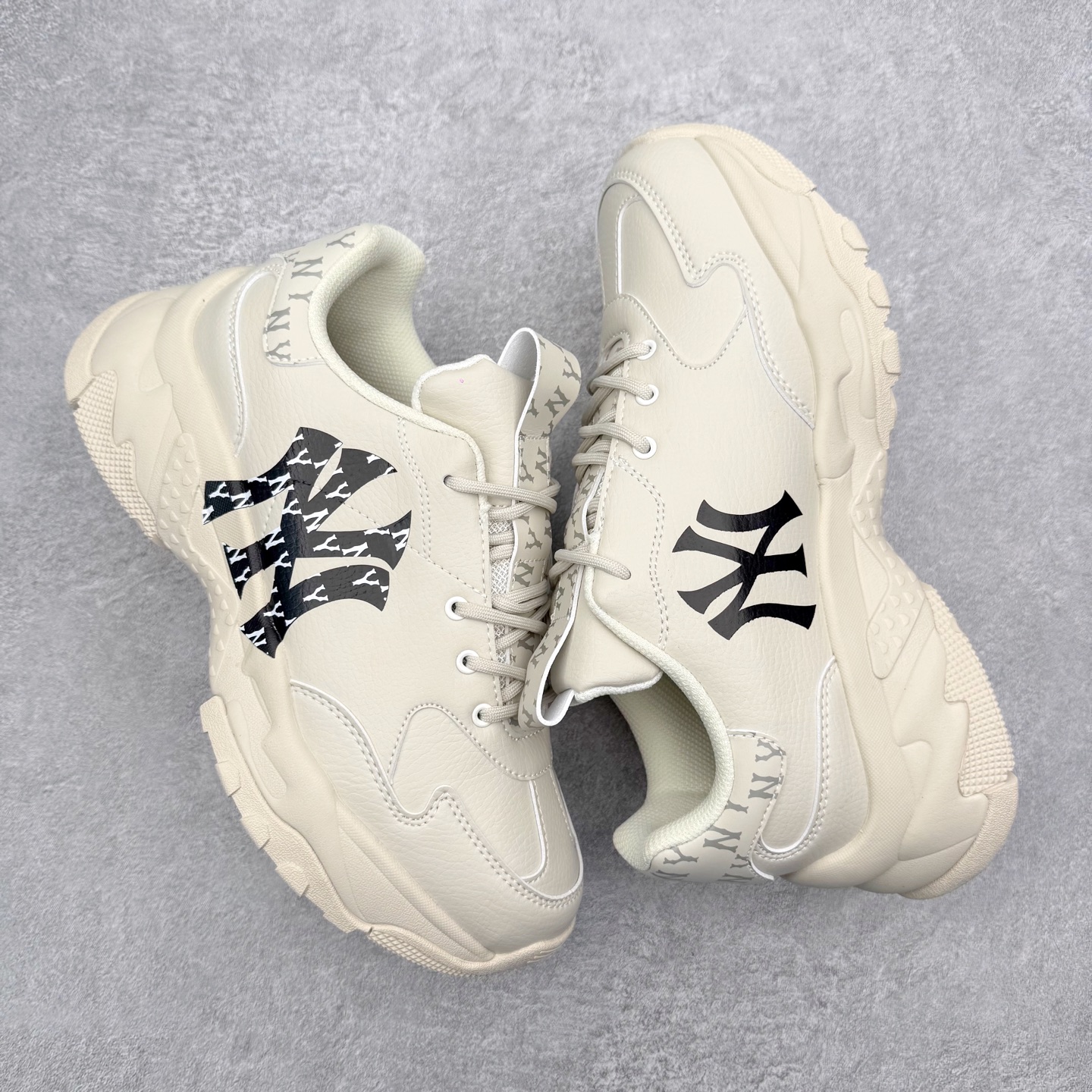 图片[3]-＃纯原福利 MLB BigBall Chunky纽约洋基队增高复古风印花老爹鞋 MLB是韩国F&F旗下潮流服装品牌 拥有150年历史的经典传统 是街头文化和国际生活方式的领导者 MLB拥有包括男装、女装、童装、配饰在内的全品类服饰 提供覆盖各性别、各年龄层、From Head to Toe的穿搭装备 其产品结合了韩国的时尚造型与质感 展现了运动服饰也可以兼具时尚潮流的风格 在产品设计上 MLB不仅融合了美国职业棒球大联盟的各当家球队 更结合了棒球运动中的各个元素 复古风范自信控场 复古鞋型率先勾描独特的自我态度 在经典线条与时尚元素的精彩交织下刷新街头复古运动风潮 质感十足兼备卓越的舒适透气性能迎合夏日追求的自在脚感。尺码：36 36.5 37.5 38 38.5 39 40 40.5 41 42 42.5 43 44 44.5 45-选品中心