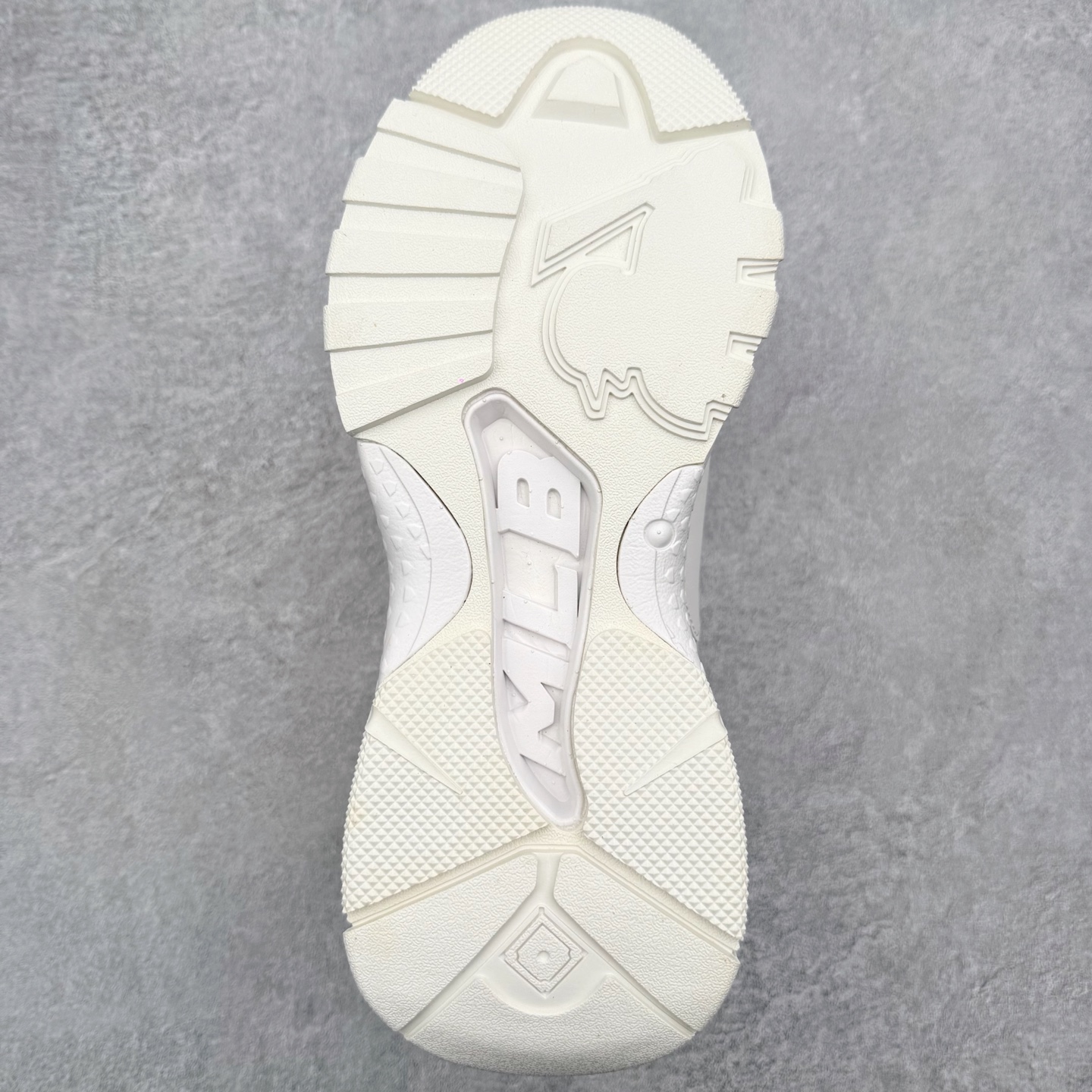 图片[9]-＃纯原福利 MLB BigBall Chunky纽约洋基队增高复古风印花老爹鞋 MLB是韩国F&F旗下潮流服装品牌 拥有150年历史的经典传统 是街头文化和国际生活方式的领导者 MLB拥有包括男装、女装、童装、配饰在内的全品类服饰 提供覆盖各性别、各年龄层、From Head to Toe的穿搭装备 其产品结合了韩国的时尚造型与质感 展现了运动服饰也可以兼具时尚潮流的风格 在产品设计上 MLB不仅融合了美国职业棒球大联盟的各当家球队 更结合了棒球运动中的各个元素 复古风范自信控场 复古鞋型率先勾描独特的自我态度 在经典线条与时尚元素的精彩交织下刷新街头复古运动风潮 质感十足兼备卓越的舒适透气性能迎合夏日追求的自在脚感。尺码：36 36.5 37.5 38 38.5 39 40 40.5 41 42 42.5 43 44 44.5 45-选品中心