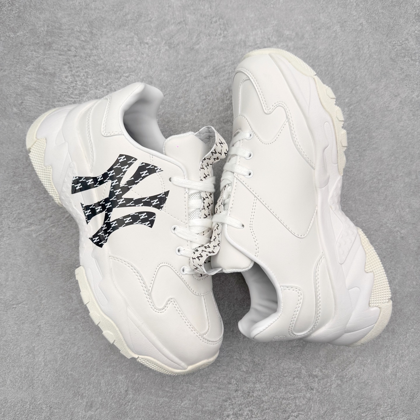 图片[3]-＃纯原福利 MLB BigBall Chunky纽约洋基队增高复古风印花老爹鞋 MLB是韩国F&F旗下潮流服装品牌 拥有150年历史的经典传统 是街头文化和国际生活方式的领导者 MLB拥有包括男装、女装、童装、配饰在内的全品类服饰 提供覆盖各性别、各年龄层、From Head to Toe的穿搭装备 其产品结合了韩国的时尚造型与质感 展现了运动服饰也可以兼具时尚潮流的风格 在产品设计上 MLB不仅融合了美国职业棒球大联盟的各当家球队 更结合了棒球运动中的各个元素 复古风范自信控场 复古鞋型率先勾描独特的自我态度 在经典线条与时尚元素的精彩交织下刷新街头复古运动风潮 质感十足兼备卓越的舒适透气性能迎合夏日追求的自在脚感。尺码：36 36.5 37.5 38 38.5 39 40 40.5 41 42 42.5 43 44 44.5 45-选品中心