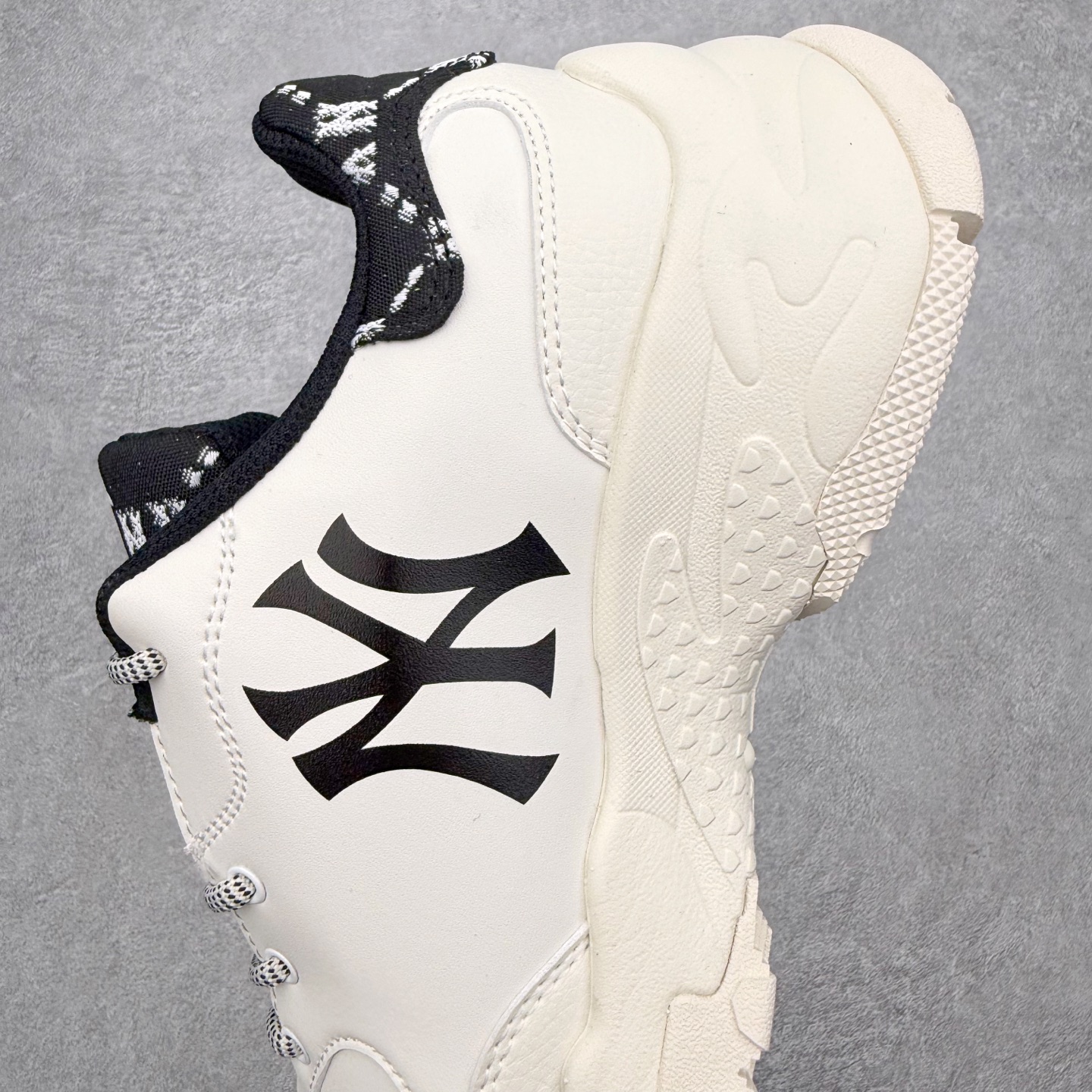 图片[7]-＃纯原福利 MLB BigBall Chunky纽约洋基队增高复古风印花老爹鞋 MLB是韩国F&F旗下潮流服装品牌 拥有150年历史的经典传统 是街头文化和国际生活方式的领导者 MLB拥有包括男装、女装、童装、配饰在内的全品类服饰 提供覆盖各性别、各年龄层、From Head to Toe的穿搭装备 其产品结合了韩国的时尚造型与质感 展现了运动服饰也可以兼具时尚潮流的风格 在产品设计上 MLB不仅融合了美国职业棒球大联盟的各当家球队 更结合了棒球运动中的各个元素 复古风范自信控场 复古鞋型率先勾描独特的自我态度 在经典线条与时尚元素的精彩交织下刷新街头复古运动风潮 质感十足兼备卓越的舒适透气性能迎合夏日追求的自在脚感。尺码：36 36.5 37.5 38 38.5 39 40 40.5 41 42 42.5 43 44 44.5 45-选品中心