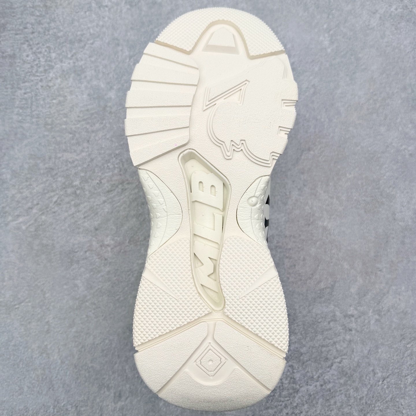 图片[9]-＃纯原福利 MLB BigBall Chunky纽约洋基队增高复古风印花老爹鞋 MLB是韩国F&F旗下潮流服装品牌 拥有150年历史的经典传统 是街头文化和国际生活方式的领导者 MLB拥有包括男装、女装、童装、配饰在内的全品类服饰 提供覆盖各性别、各年龄层、From Head to Toe的穿搭装备 其产品结合了韩国的时尚造型与质感 展现了运动服饰也可以兼具时尚潮流的风格 在产品设计上 MLB不仅融合了美国职业棒球大联盟的各当家球队 更结合了棒球运动中的各个元素 复古风范自信控场 复古鞋型率先勾描独特的自我态度 在经典线条与时尚元素的精彩交织下刷新街头复古运动风潮 质感十足兼备卓越的舒适透气性能迎合夏日追求的自在脚感。尺码：36 36.5 37.5 38 38.5 39 40 40.5 41 42 42.5 43 44 44.5 45-选品中心