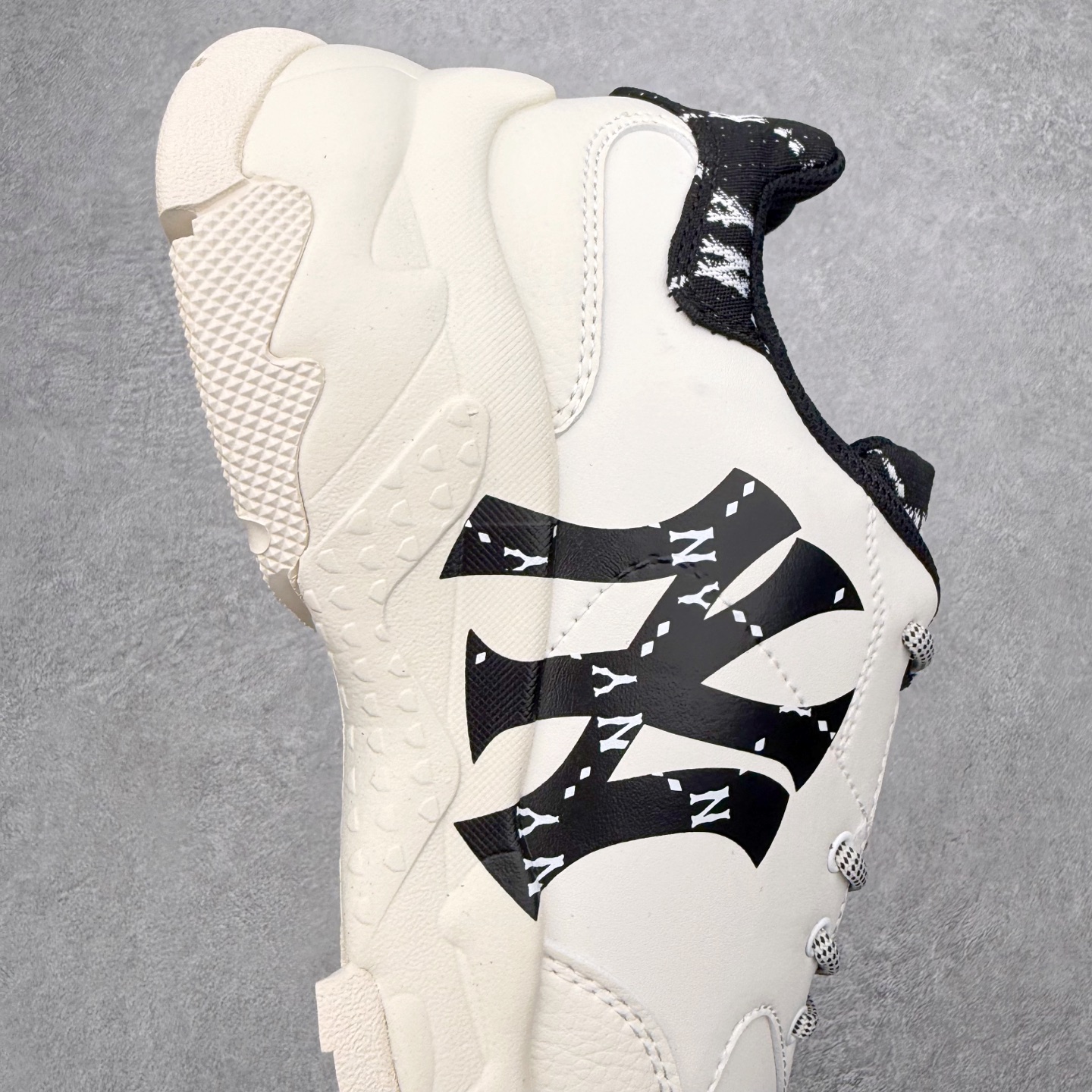 图片[6]-＃纯原福利 MLB BigBall Chunky纽约洋基队增高复古风印花老爹鞋 MLB是韩国F&F旗下潮流服装品牌 拥有150年历史的经典传统 是街头文化和国际生活方式的领导者 MLB拥有包括男装、女装、童装、配饰在内的全品类服饰 提供覆盖各性别、各年龄层、From Head to Toe的穿搭装备 其产品结合了韩国的时尚造型与质感 展现了运动服饰也可以兼具时尚潮流的风格 在产品设计上 MLB不仅融合了美国职业棒球大联盟的各当家球队 更结合了棒球运动中的各个元素 复古风范自信控场 复古鞋型率先勾描独特的自我态度 在经典线条与时尚元素的精彩交织下刷新街头复古运动风潮 质感十足兼备卓越的舒适透气性能迎合夏日追求的自在脚感。尺码：36 36.5 37.5 38 38.5 39 40 40.5 41 42 42.5 43 44 44.5 45-选品中心