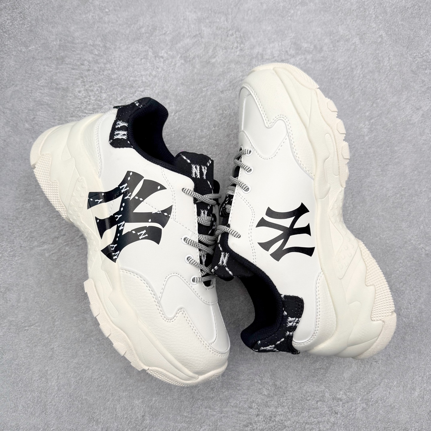 图片[3]-＃纯原福利 MLB BigBall Chunky纽约洋基队增高复古风印花老爹鞋 MLB是韩国F&F旗下潮流服装品牌 拥有150年历史的经典传统 是街头文化和国际生活方式的领导者 MLB拥有包括男装、女装、童装、配饰在内的全品类服饰 提供覆盖各性别、各年龄层、From Head to Toe的穿搭装备 其产品结合了韩国的时尚造型与质感 展现了运动服饰也可以兼具时尚潮流的风格 在产品设计上 MLB不仅融合了美国职业棒球大联盟的各当家球队 更结合了棒球运动中的各个元素 复古风范自信控场 复古鞋型率先勾描独特的自我态度 在经典线条与时尚元素的精彩交织下刷新街头复古运动风潮 质感十足兼备卓越的舒适透气性能迎合夏日追求的自在脚感。尺码：36 36.5 37.5 38 38.5 39 40 40.5 41 42 42.5 43 44 44.5 45-选品中心