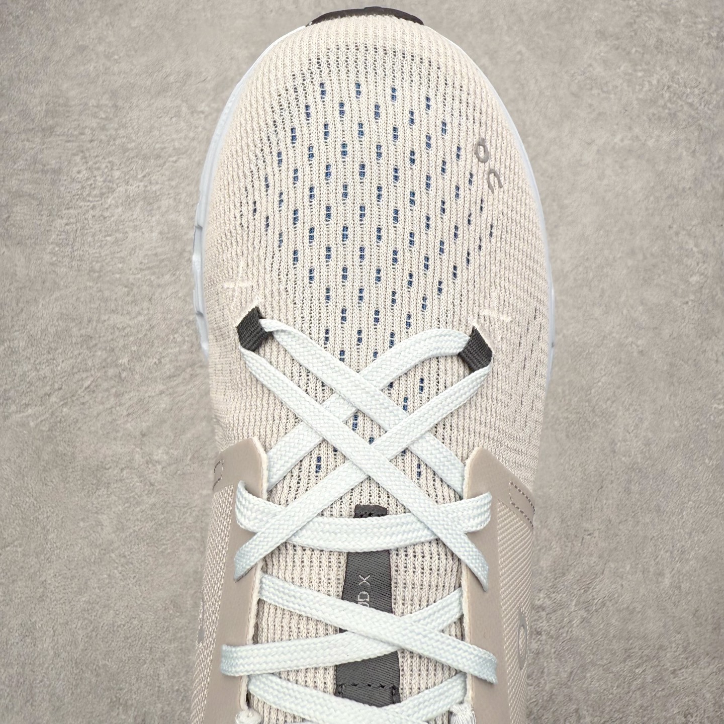 图片[4]-On昂跑 Cloudmonster 舒适 织物防滑透气回弹 低帮 休闲长跑城市通勤跑步鞋 此运动品牌 开创于2010年 缓震着陆、强效回弹、轻柔质感的设计构思始终是ON研制关键 与此同时基于“为全球提供革新性的跑步感受”信念 陆续推出了多款跑鞋及其以专业运动人体跑步工程学为设计关键的功能性跑步服饰设备 让跑者不费力气地畅快畅跑 尺码：36 36.5 37.5 38 38.5 39 40 40.5 41 42 42.5 43 44 44.5 45-选品中心