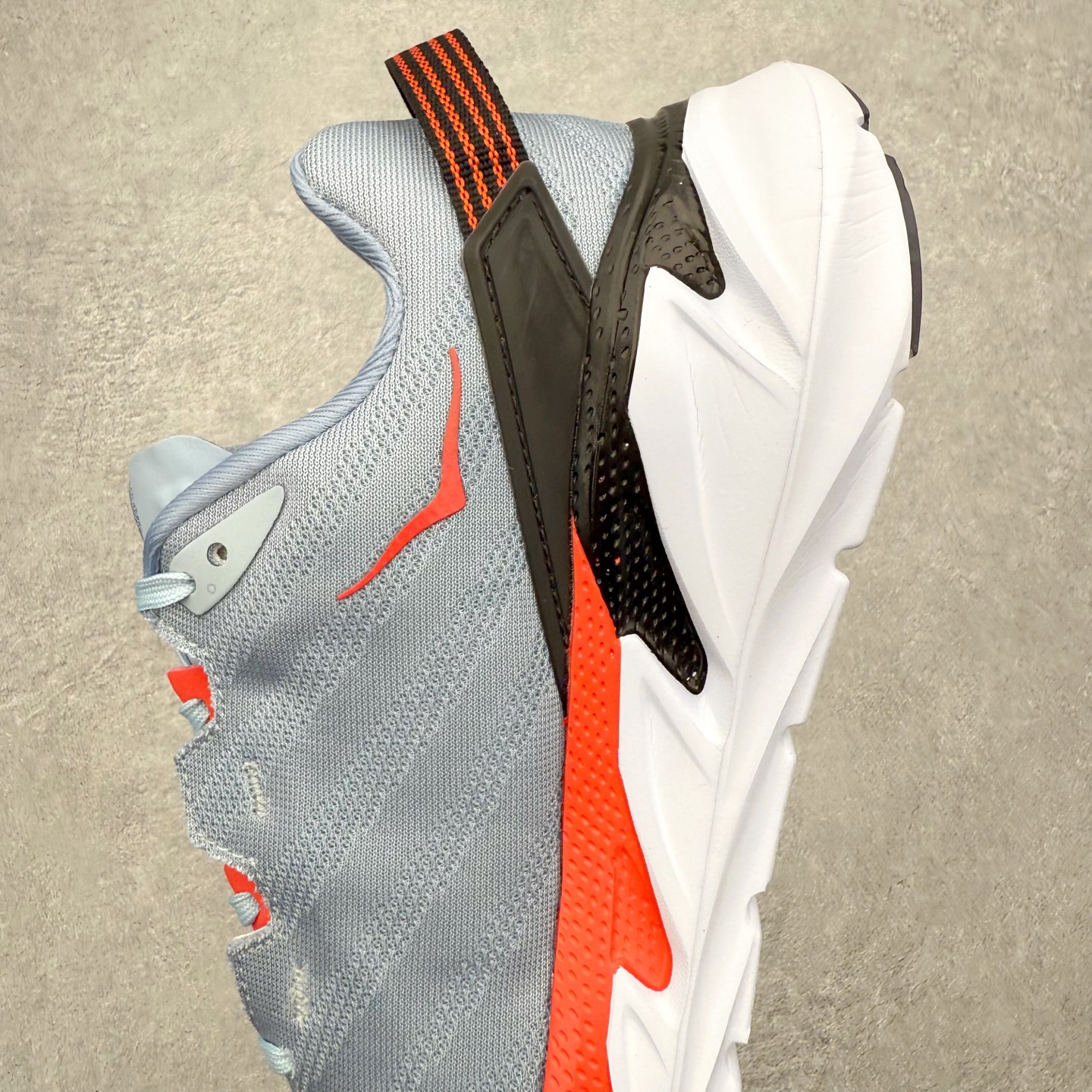 图片[7]-＃纯原福利 HOKA ONE ONE Elevon 2 TS 日常轻盈反光舒适 休闲训练长跑短跑跑步鞋 男女同款 HOKA ONE ONE是来自美国的跑步鞋知名品牌，创立于2009年，始终致力于为所有跑者提供更新、更好的跑步装备。相比常规跑鞋，HOKA ONE ONE特别研发使用性能独特的几何形跑鞋中底，此种鞋底更厚、更高、回弹性也更好，除了卓越的缓冲性能，它还能为各种阶段的跑者带来更具动感、更加稳定的跑步体验。HOKAONE ONE从设计之初就清楚意识到，要保证跑者步幅的均匀一致，双脚自然而然的运动至关重要。尺码：36 36.5 37.5 38 39 40 40.5 41 42 42.5 43 44 45-选品中心