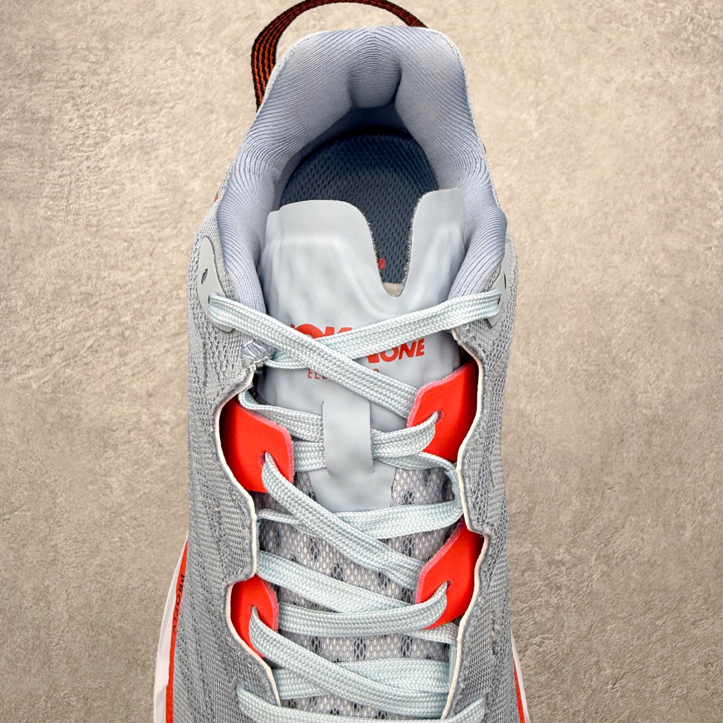 图片[5]-＃纯原福利 HOKA ONE ONE Elevon 2 TS 日常轻盈反光舒适 休闲训练长跑短跑跑步鞋 男女同款 HOKA ONE ONE是来自美国的跑步鞋知名品牌，创立于2009年，始终致力于为所有跑者提供更新、更好的跑步装备。相比常规跑鞋，HOKA ONE ONE特别研发使用性能独特的几何形跑鞋中底，此种鞋底更厚、更高、回弹性也更好，除了卓越的缓冲性能，它还能为各种阶段的跑者带来更具动感、更加稳定的跑步体验。HOKAONE ONE从设计之初就清楚意识到，要保证跑者步幅的均匀一致，双脚自然而然的运动至关重要。尺码：36 36.5 37.5 38 39 40 40.5 41 42 42.5 43 44 45-选品中心