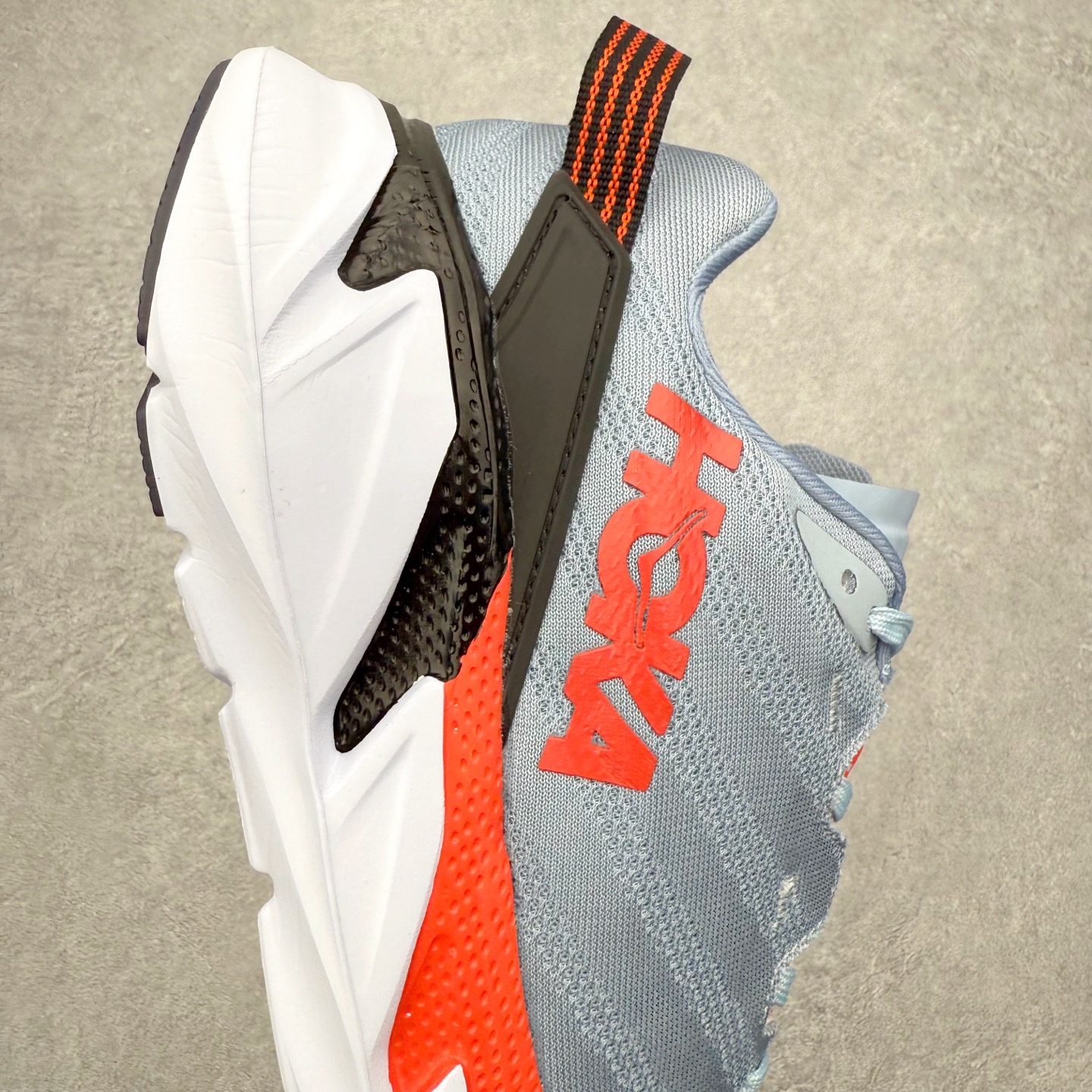 图片[6]-＃纯原福利 HOKA ONE ONE Elevon 2 TS 日常轻盈反光舒适 休闲训练长跑短跑跑步鞋 男女同款 HOKA ONE ONE是来自美国的跑步鞋知名品牌，创立于2009年，始终致力于为所有跑者提供更新、更好的跑步装备。相比常规跑鞋，HOKA ONE ONE特别研发使用性能独特的几何形跑鞋中底，此种鞋底更厚、更高、回弹性也更好，除了卓越的缓冲性能，它还能为各种阶段的跑者带来更具动感、更加稳定的跑步体验。HOKAONE ONE从设计之初就清楚意识到，要保证跑者步幅的均匀一致，双脚自然而然的运动至关重要。尺码：36 36.5 37.5 38 39 40 40.5 41 42 42.5 43 44 45-选品中心