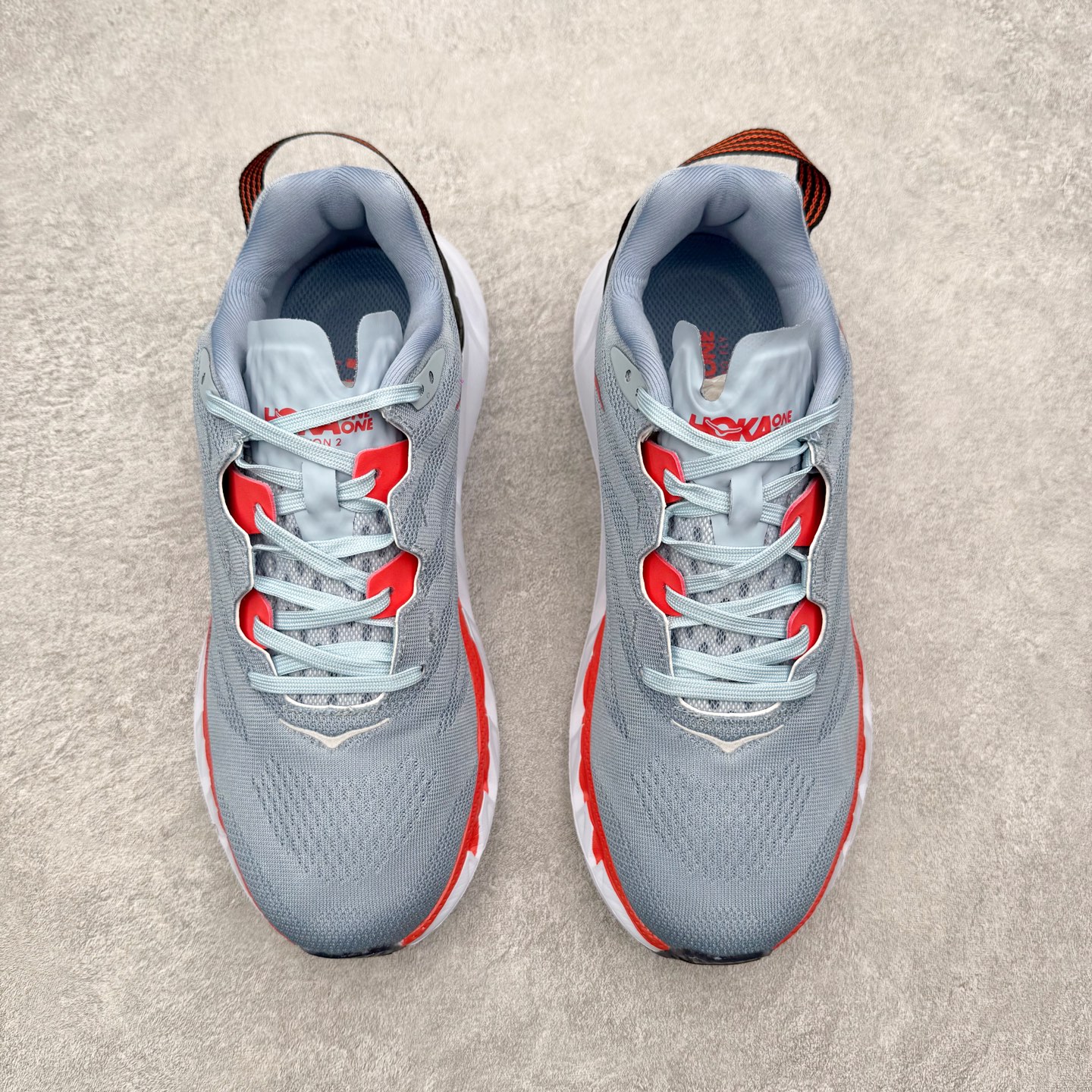 图片[2]-＃纯原福利 HOKA ONE ONE Elevon 2 TS 日常轻盈反光舒适 休闲训练长跑短跑跑步鞋 男女同款 HOKA ONE ONE是来自美国的跑步鞋知名品牌，创立于2009年，始终致力于为所有跑者提供更新、更好的跑步装备。相比常规跑鞋，HOKA ONE ONE特别研发使用性能独特的几何形跑鞋中底，此种鞋底更厚、更高、回弹性也更好，除了卓越的缓冲性能，它还能为各种阶段的跑者带来更具动感、更加稳定的跑步体验。HOKAONE ONE从设计之初就清楚意识到，要保证跑者步幅的均匀一致，双脚自然而然的运动至关重要。尺码：36 36.5 37.5 38 39 40 40.5 41 42 42.5 43 44 45-选品中心