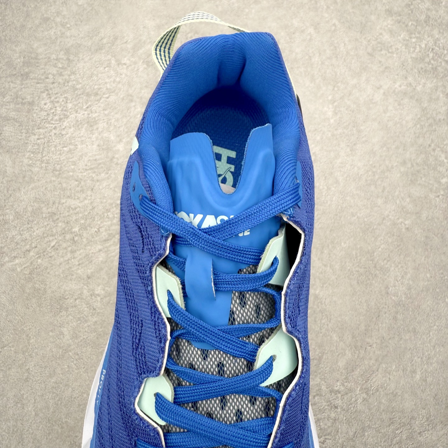 图片[5]-＃纯原福利 HOKA ONE ONE Elevon 2 TS 日常轻盈反光舒适 休闲训练长跑短跑跑步鞋 男女同款 HOKA ONE ONE是来自美国的跑步鞋知名品牌，创立于2009年，始终致力于为所有跑者提供更新、更好的跑步装备。相比常规跑鞋，HOKA ONE ONE特别研发使用性能独特的几何形跑鞋中底，此种鞋底更厚、更高、回弹性也更好，除了卓越的缓冲性能，它还能为各种阶段的跑者带来更具动感、更加稳定的跑步体验。HOKAONE ONE从设计之初就清楚意识到，要保证跑者步幅的均匀一致，双脚自然而然的运动至关重要。尺码：36 36.5 37.5 38 39 40 40.5 41 42 42.5 43 44 45-选品中心