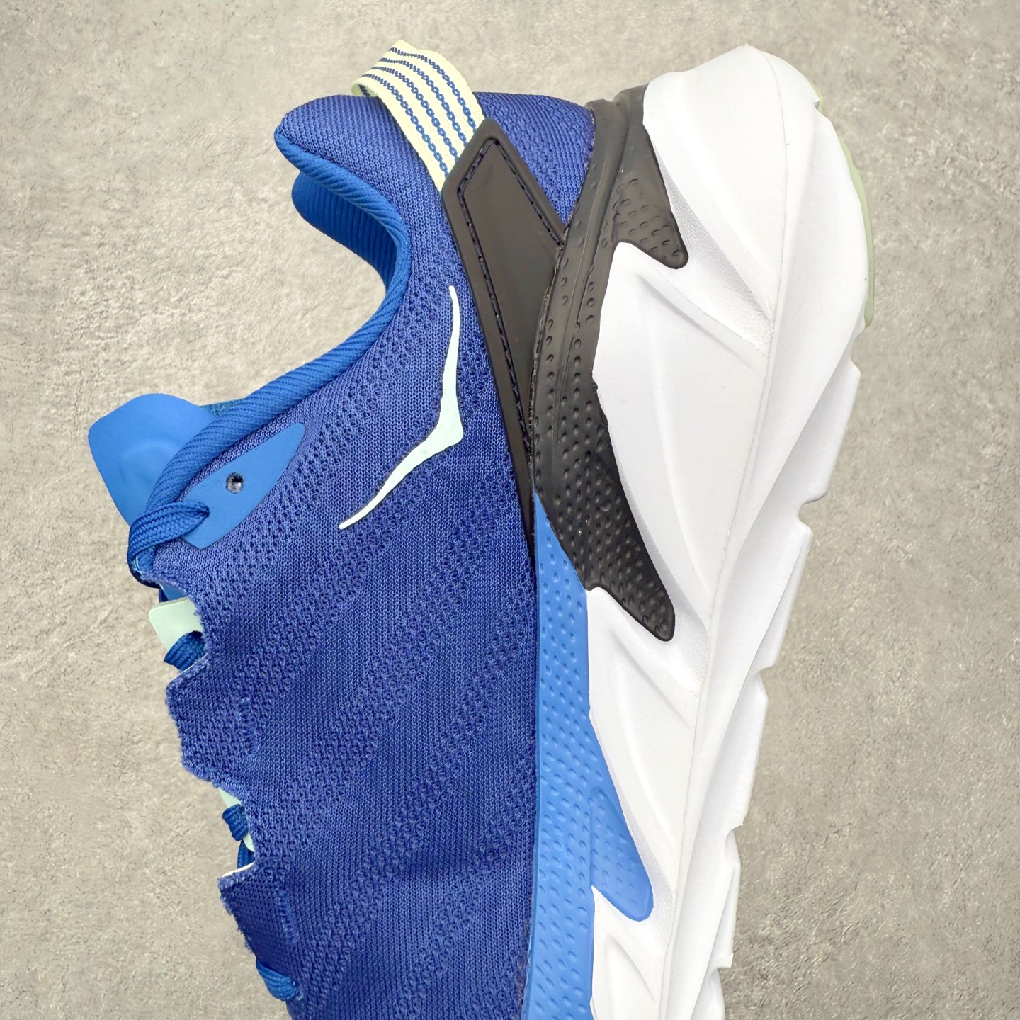 图片[7]-＃纯原福利 HOKA ONE ONE Elevon 2 TS 日常轻盈反光舒适 休闲训练长跑短跑跑步鞋 男女同款 HOKA ONE ONE是来自美国的跑步鞋知名品牌，创立于2009年，始终致力于为所有跑者提供更新、更好的跑步装备。相比常规跑鞋，HOKA ONE ONE特别研发使用性能独特的几何形跑鞋中底，此种鞋底更厚、更高、回弹性也更好，除了卓越的缓冲性能，它还能为各种阶段的跑者带来更具动感、更加稳定的跑步体验。HOKAONE ONE从设计之初就清楚意识到，要保证跑者步幅的均匀一致，双脚自然而然的运动至关重要。尺码：36 36.5 37.5 38 39 40 40.5 41 42 42.5 43 44 45-选品中心