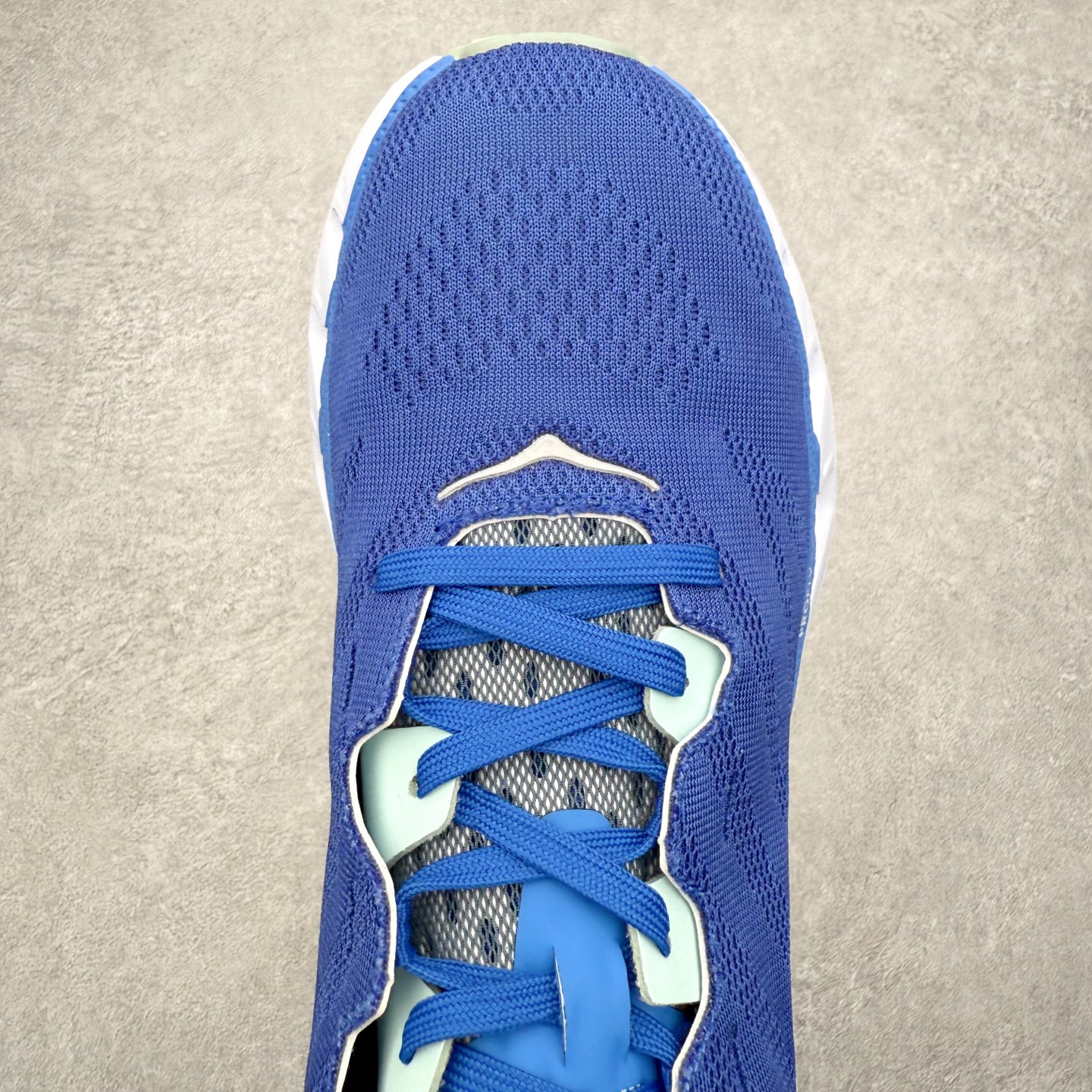 图片[4]-＃纯原福利 HOKA ONE ONE Elevon 2 TS 日常轻盈反光舒适 休闲训练长跑短跑跑步鞋 男女同款 HOKA ONE ONE是来自美国的跑步鞋知名品牌，创立于2009年，始终致力于为所有跑者提供更新、更好的跑步装备。相比常规跑鞋，HOKA ONE ONE特别研发使用性能独特的几何形跑鞋中底，此种鞋底更厚、更高、回弹性也更好，除了卓越的缓冲性能，它还能为各种阶段的跑者带来更具动感、更加稳定的跑步体验。HOKAONE ONE从设计之初就清楚意识到，要保证跑者步幅的均匀一致，双脚自然而然的运动至关重要。尺码：36 36.5 37.5 38 39 40 40.5 41 42 42.5 43 44 45-选品中心