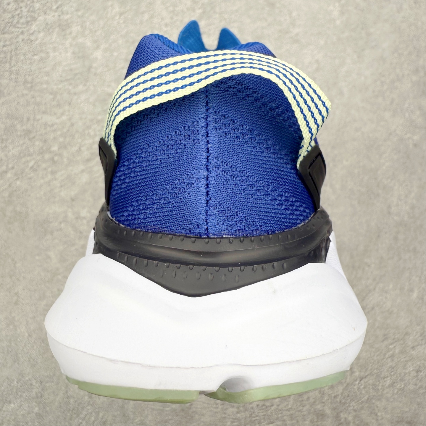 图片[8]-＃纯原福利 HOKA ONE ONE Elevon 2 TS 日常轻盈反光舒适 休闲训练长跑短跑跑步鞋 男女同款 HOKA ONE ONE是来自美国的跑步鞋知名品牌，创立于2009年，始终致力于为所有跑者提供更新、更好的跑步装备。相比常规跑鞋，HOKA ONE ONE特别研发使用性能独特的几何形跑鞋中底，此种鞋底更厚、更高、回弹性也更好，除了卓越的缓冲性能，它还能为各种阶段的跑者带来更具动感、更加稳定的跑步体验。HOKAONE ONE从设计之初就清楚意识到，要保证跑者步幅的均匀一致，双脚自然而然的运动至关重要。尺码：36 36.5 37.5 38 39 40 40.5 41 42 42.5 43 44 45-选品中心