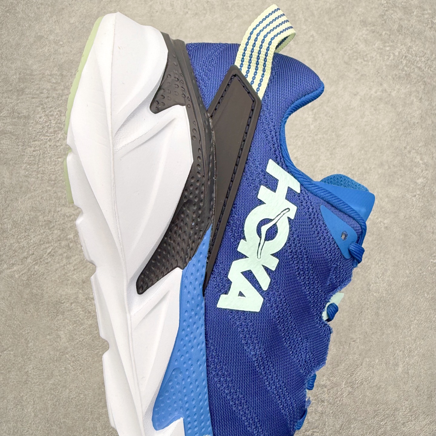 图片[6]-＃纯原福利 HOKA ONE ONE Elevon 2 TS 日常轻盈反光舒适 休闲训练长跑短跑跑步鞋 男女同款 HOKA ONE ONE是来自美国的跑步鞋知名品牌，创立于2009年，始终致力于为所有跑者提供更新、更好的跑步装备。相比常规跑鞋，HOKA ONE ONE特别研发使用性能独特的几何形跑鞋中底，此种鞋底更厚、更高、回弹性也更好，除了卓越的缓冲性能，它还能为各种阶段的跑者带来更具动感、更加稳定的跑步体验。HOKAONE ONE从设计之初就清楚意识到，要保证跑者步幅的均匀一致，双脚自然而然的运动至关重要。尺码：36 36.5 37.5 38 39 40 40.5 41 42 42.5 43 44 45-选品中心